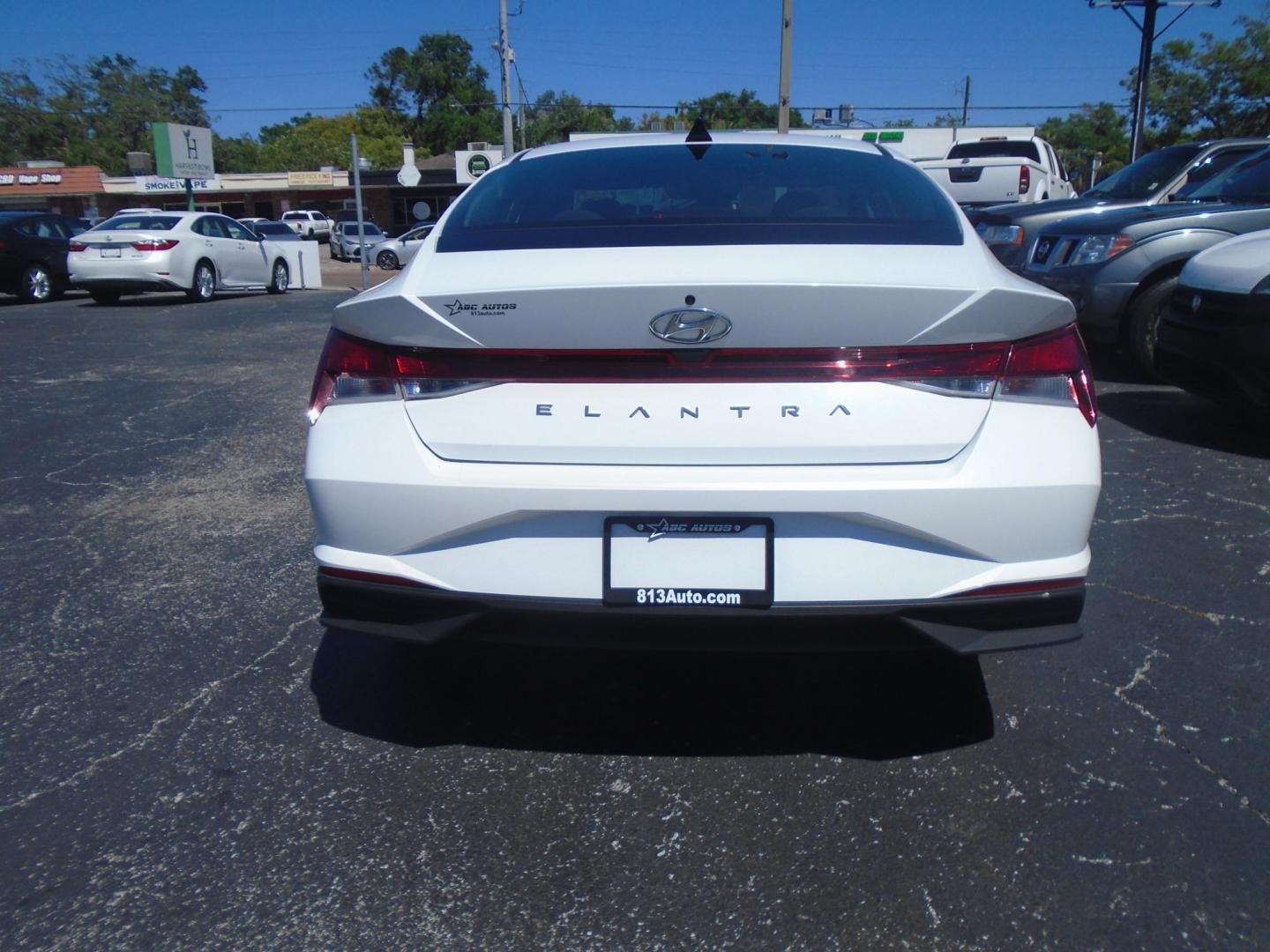 2021 Hyundai Elantra SE (5NPLL4AG7MH) with an 1.6L L4 DOHC 16V engine, 6A transmission, located at 6112 N Florida Avenue, Tampa, FL, 33604, (888) 521-5131, 27.954929, -82.459534 - Photo#5