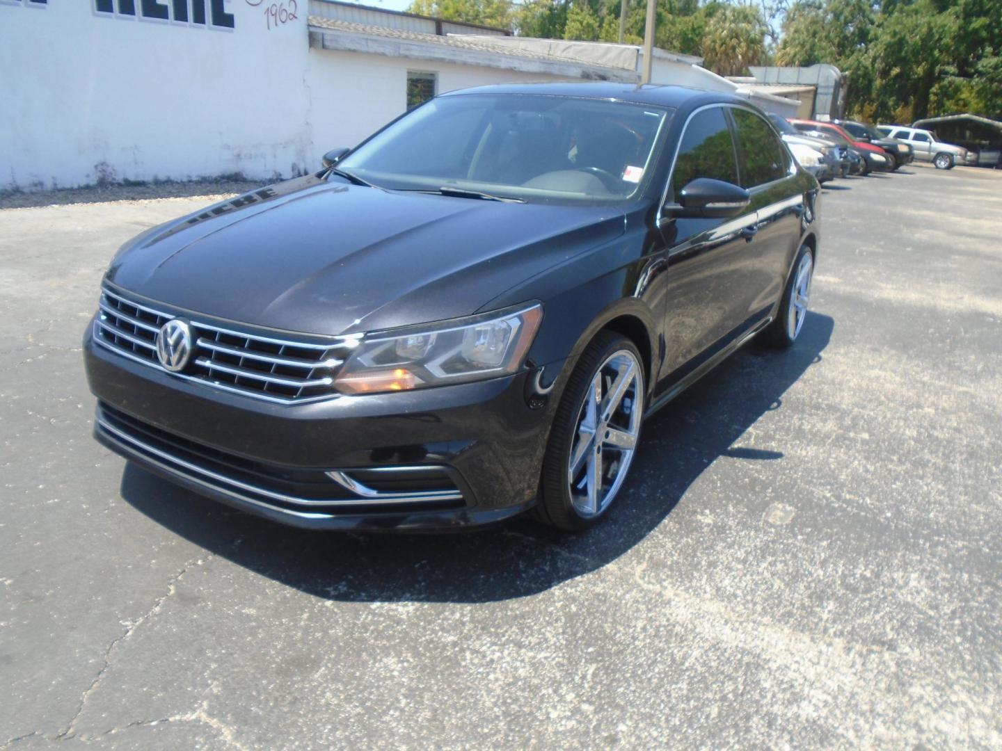 2018 Volkswagen Passat SE (1VWBA7A39JC) with an 2.0L L4 DOHC 16V engine, 6A transmission, located at 6112 N Florida Avenue, Tampa, FL, 33604, (888) 521-5131, 27.954929, -82.459534 - Photo#2