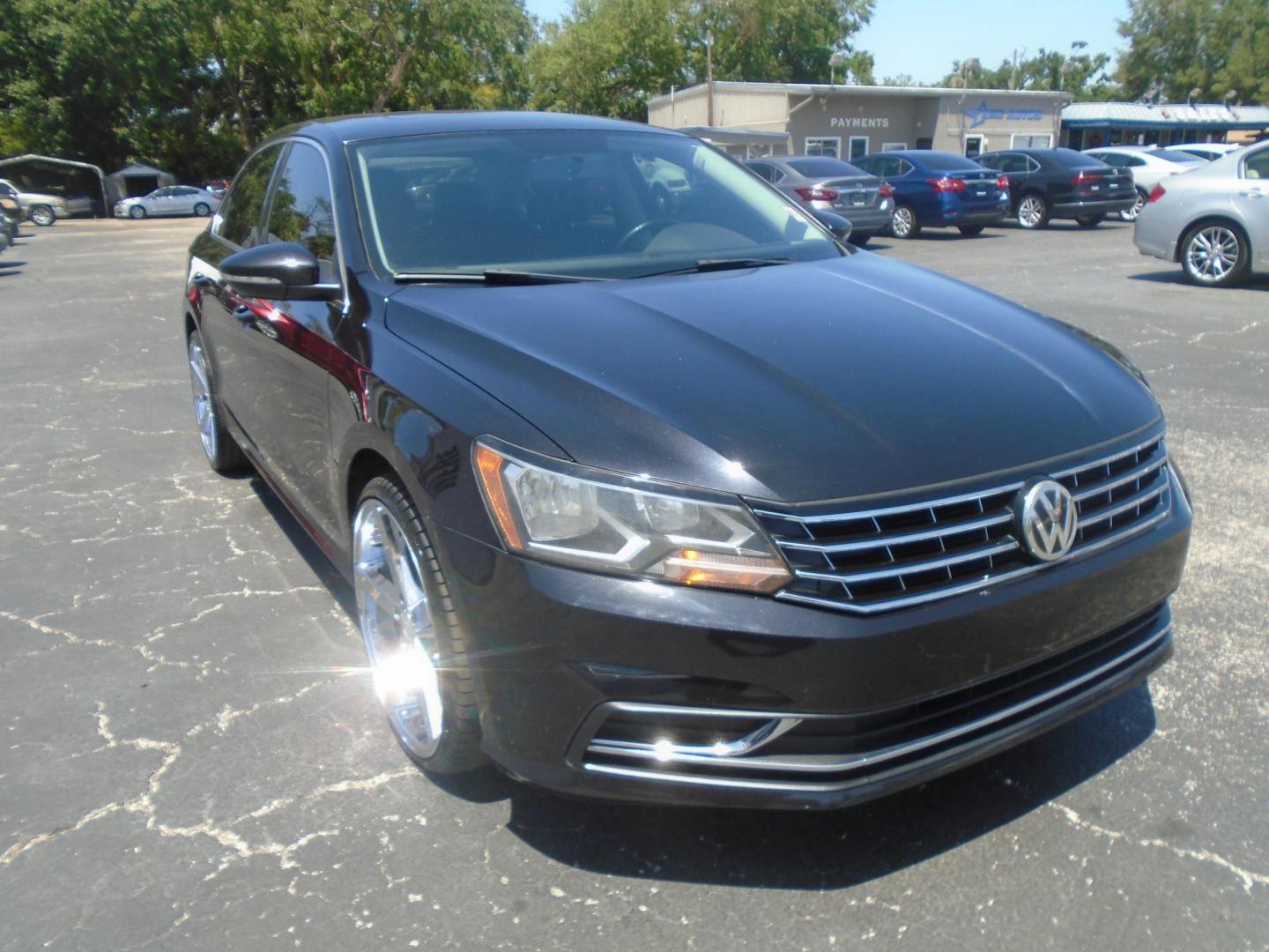 2018 Volkswagen Passat SE (1VWBA7A39JC) with an 2.0L L4 DOHC 16V engine, 6A transmission, located at 6112 N Florida Avenue, Tampa, FL, 33604, (888) 521-5131, 27.954929, -82.459534 - Photo#3