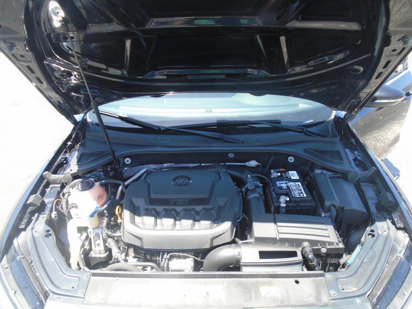 2018 Volkswagen Passat SE (1VWBA7A39JC) with an 2.0L L4 DOHC 16V engine, 6A transmission, located at 6112 N Florida Avenue, Tampa, FL, 33604, (888) 521-5131, 27.954929, -82.459534 - Photo#9