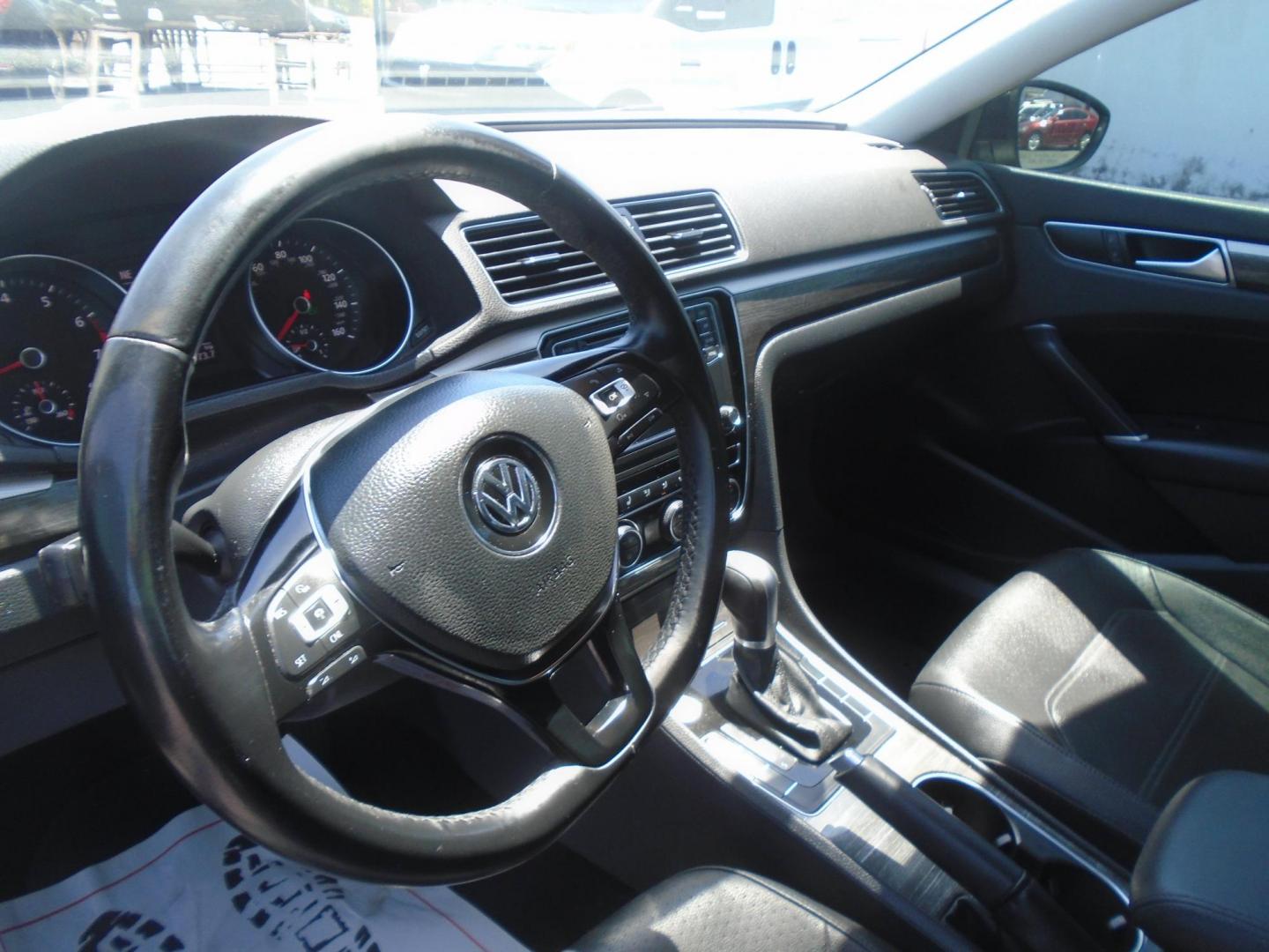 2018 Volkswagen Passat SE (1VWBA7A39JC) with an 2.0L L4 DOHC 16V engine, 6A transmission, located at 6112 N Florida Avenue, Tampa, FL, 33604, (888) 521-5131, 27.954929, -82.459534 - Photo#8