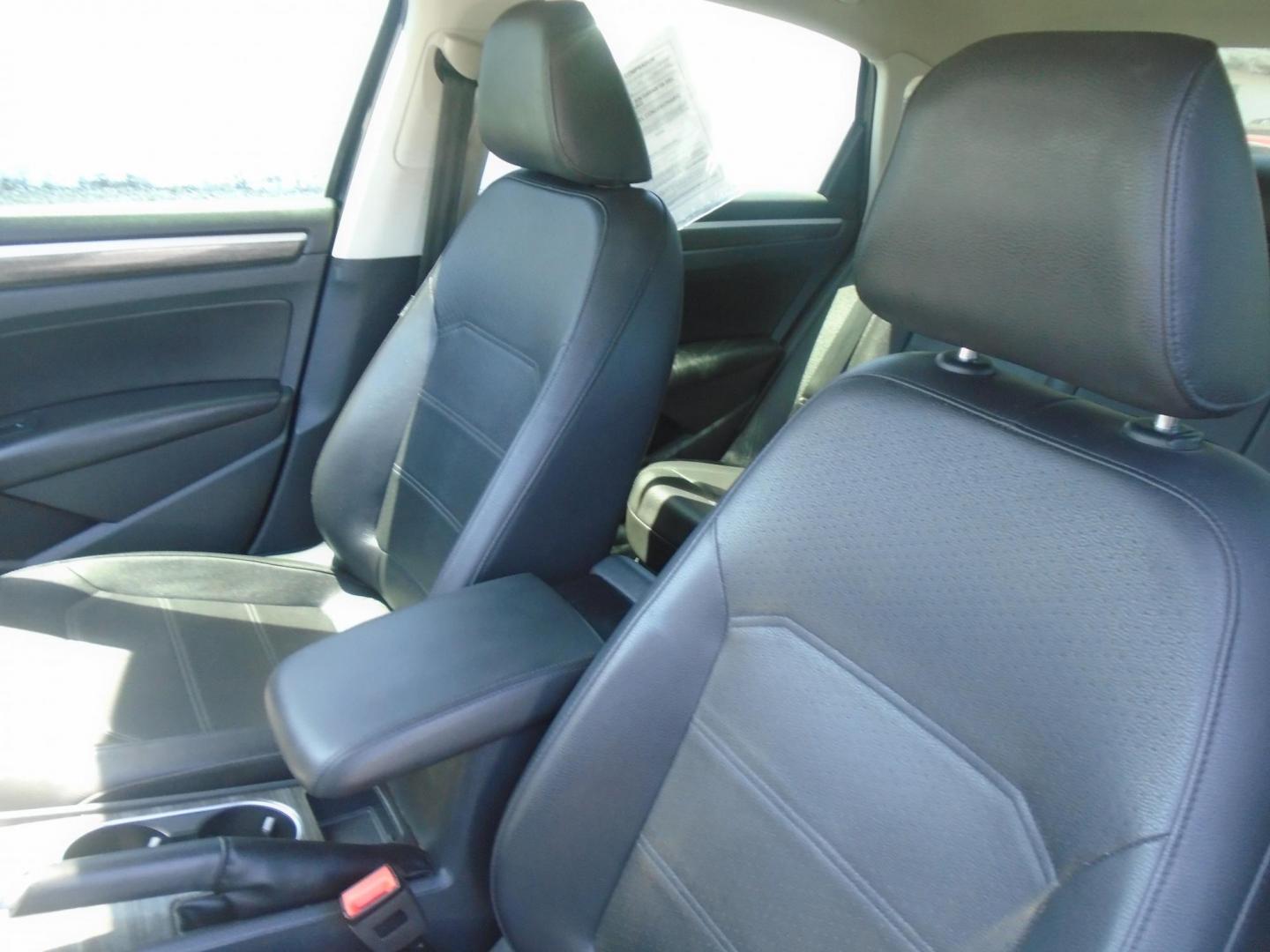 2018 Volkswagen Passat SE (1VWBA7A39JC) with an 2.0L L4 DOHC 16V engine, 6A transmission, located at 6112 N Florida Avenue, Tampa, FL, 33604, (888) 521-5131, 27.954929, -82.459534 - Photo#10