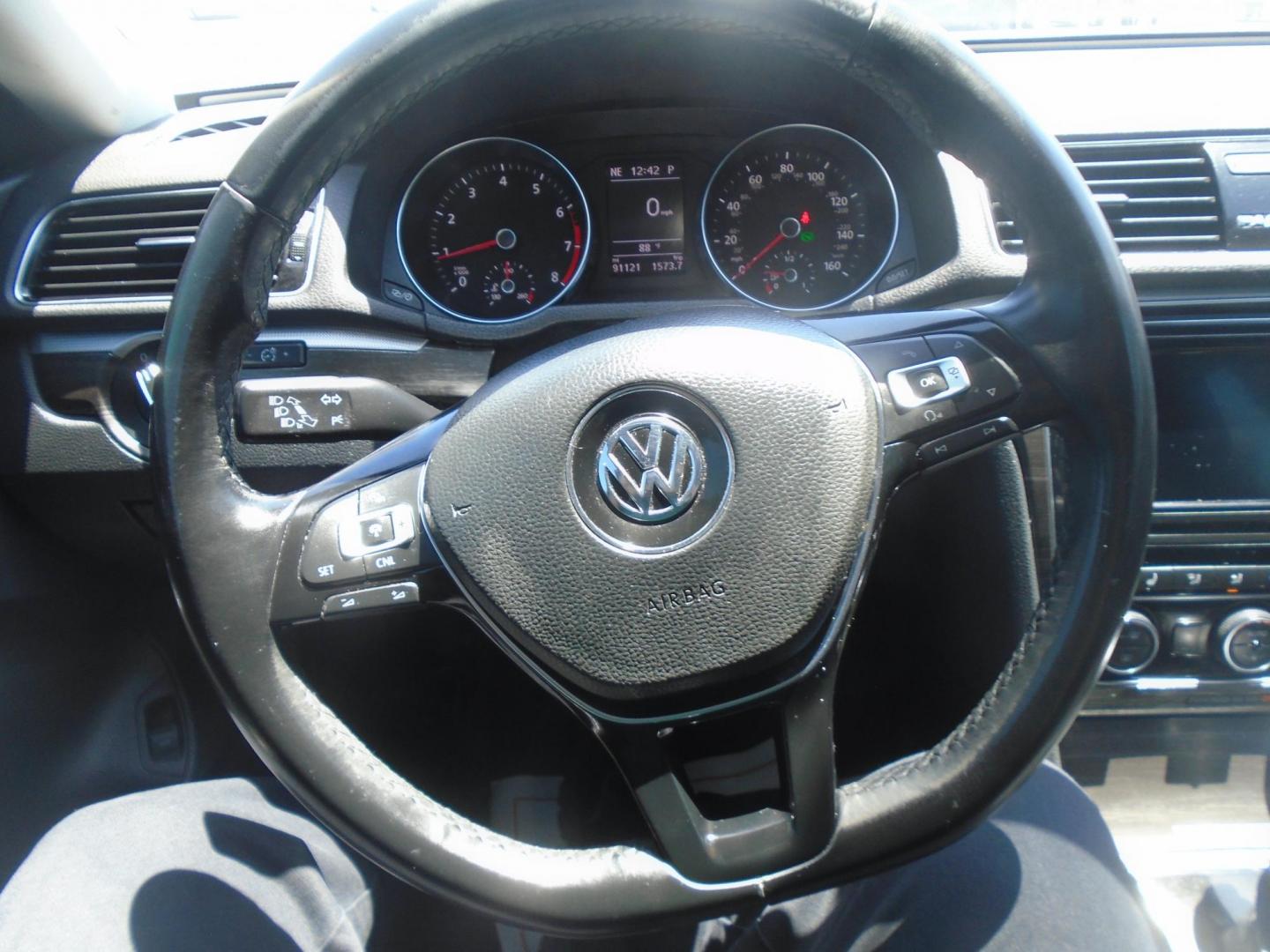 2018 Volkswagen Passat SE (1VWBA7A39JC) with an 2.0L L4 DOHC 16V engine, 6A transmission, located at 6112 N Florida Avenue, Tampa, FL, 33604, (888) 521-5131, 27.954929, -82.459534 - Photo#12