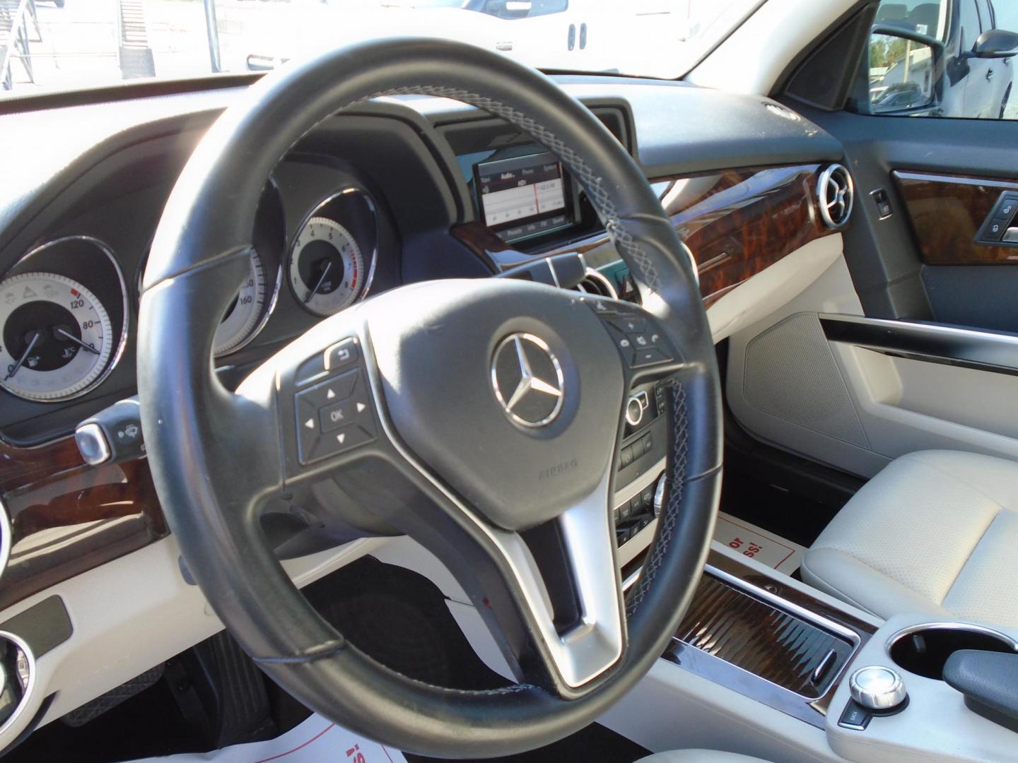 2013 Mercedes-Benz GLK-Class GLK350 (WDCGG5HB7DG) with an 3.5L V6 DOHC 24V engine, 7-Speed Automatic transmission, located at 6112 N Florida Avenue, Tampa, FL, 33604, (888) 521-5131, 27.954929, -82.459534 - Photo#7
