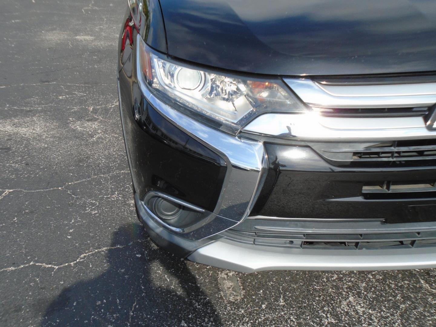 2017 Mitsubishi Outlander ES 2WD (JA4AD2A37HZ) with an 2.4L L4 DOHC 16V engine, CVT transmission, located at 6112 N Florida Avenue, Tampa, FL, 33604, (888) 521-5131, 27.954929, -82.459534 - Photo#4
