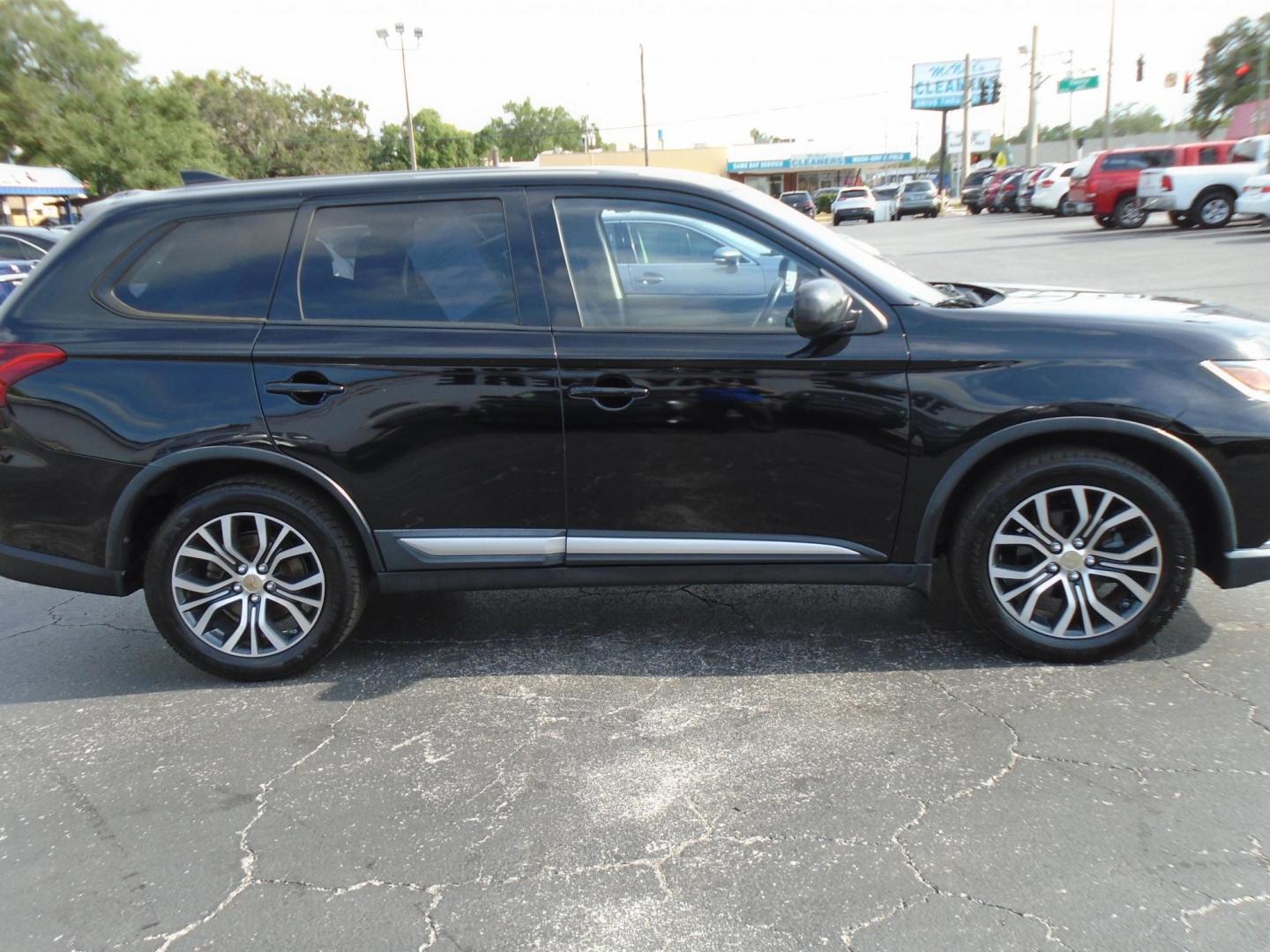 2017 Mitsubishi Outlander ES 2WD (JA4AD2A37HZ) with an 2.4L L4 DOHC 16V engine, CVT transmission, located at 6112 N Florida Avenue, Tampa, FL, 33604, (888) 521-5131, 27.954929, -82.459534 - Photo#6