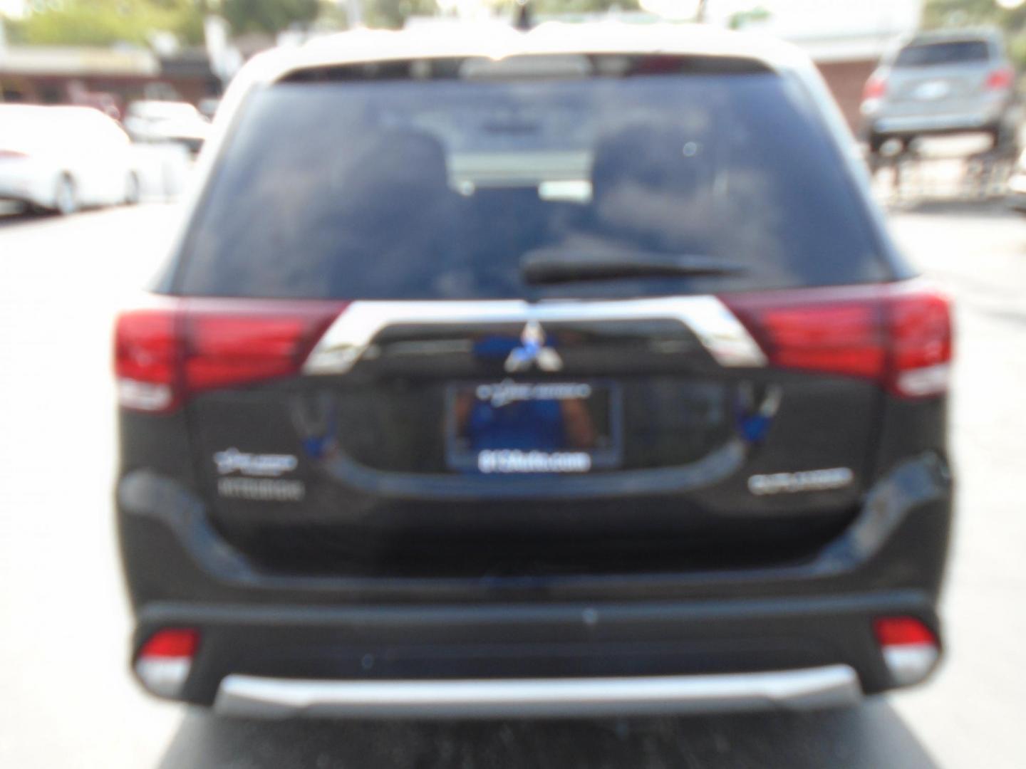 2017 Mitsubishi Outlander ES 2WD (JA4AD2A37HZ) with an 2.4L L4 DOHC 16V engine, CVT transmission, located at 6112 N Florida Avenue, Tampa, FL, 33604, (888) 521-5131, 27.954929, -82.459534 - Photo#9