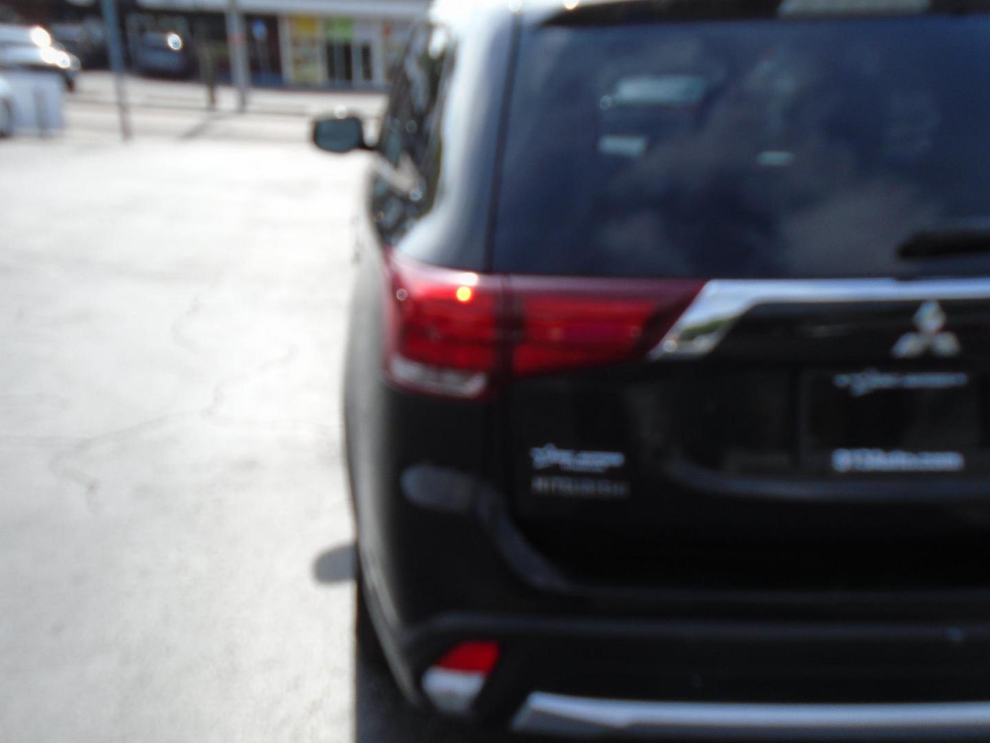 2017 Mitsubishi Outlander ES 2WD (JA4AD2A37HZ) with an 2.4L L4 DOHC 16V engine, CVT transmission, located at 6112 N Florida Avenue, Tampa, FL, 33604, (888) 521-5131, 27.954929, -82.459534 - Photo#11