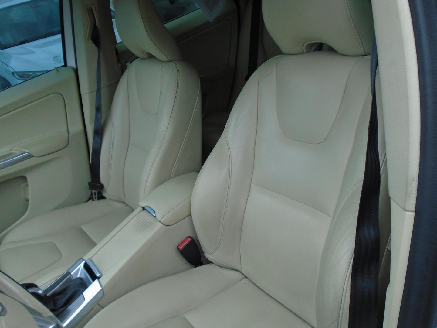 2016 Volvo XC60 T5 Premier AWD (YV4612RK9G2) with an 2.5L L5 DOHC 20V TURBO engine, 8A transmission, located at 6112 N Florida Avenue, Tampa, FL, 33604, (888) 521-5131, 27.954929, -82.459534 - Photo#7