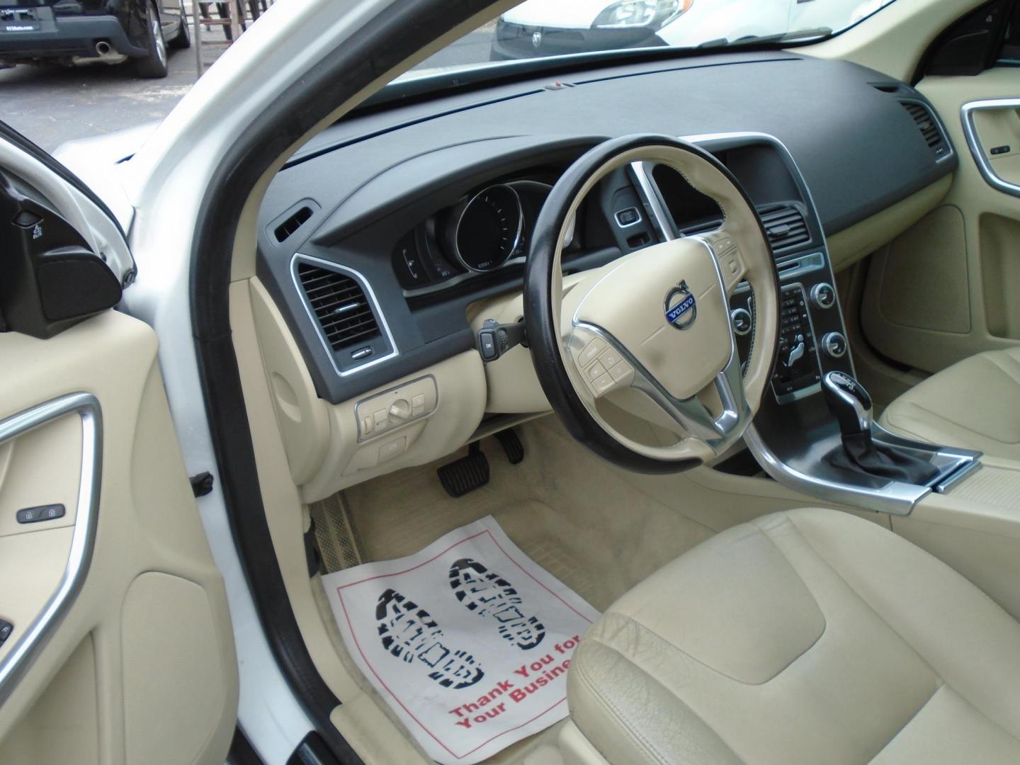 2016 Volvo XC60 T5 Premier AWD (YV4612RK9G2) with an 2.5L L5 DOHC 20V TURBO engine, 8A transmission, located at 6112 N Florida Avenue, Tampa, FL, 33604, (888) 521-5131, 27.954929, -82.459534 - Photo#6