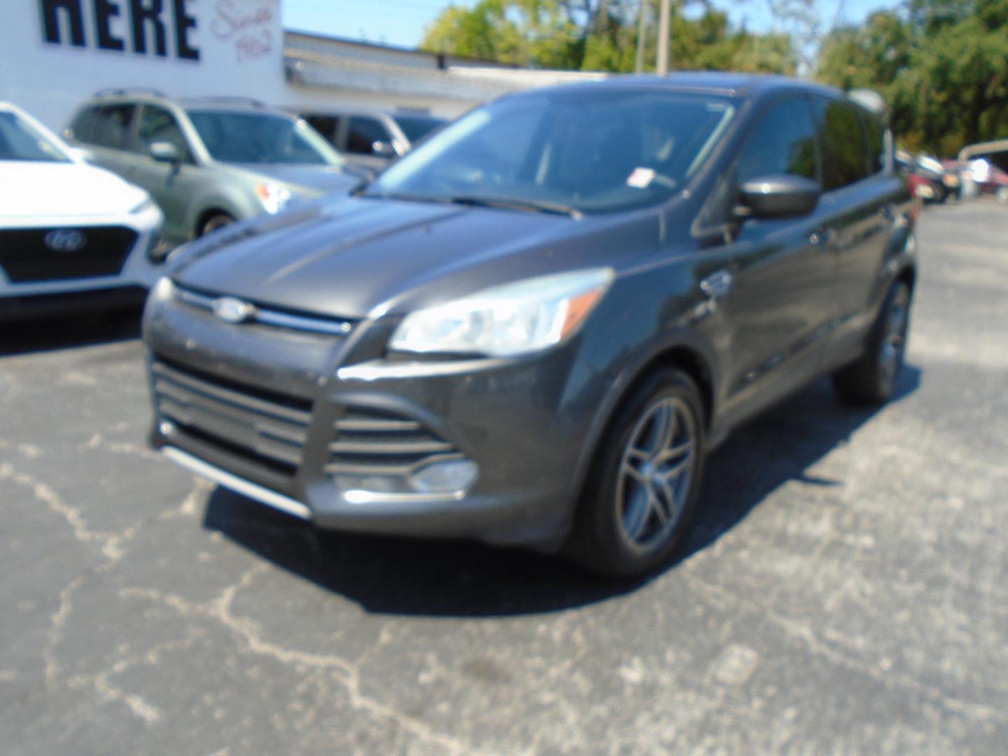 2016 Ford Escape SE FWD (1FMCU0G76GU) with an 2.5L L4 DOHC 16V engine, 6-Speed Automatic transmission, located at 6112 N Florida Avenue, Tampa, FL, 33604, (888) 521-5131, 27.954929, -82.459534 - Photo#2