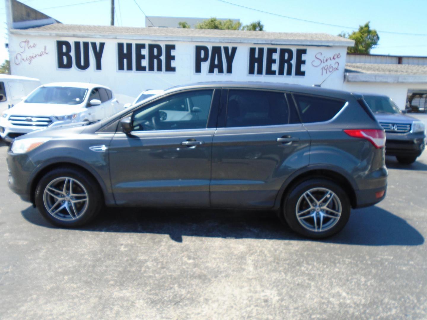 2016 Ford Escape SE FWD (1FMCU0G76GU) with an 2.5L L4 DOHC 16V engine, 6-Speed Automatic transmission, located at 6112 N Florida Avenue, Tampa, FL, 33604, (888) 521-5131, 27.954929, -82.459534 - Photo#0