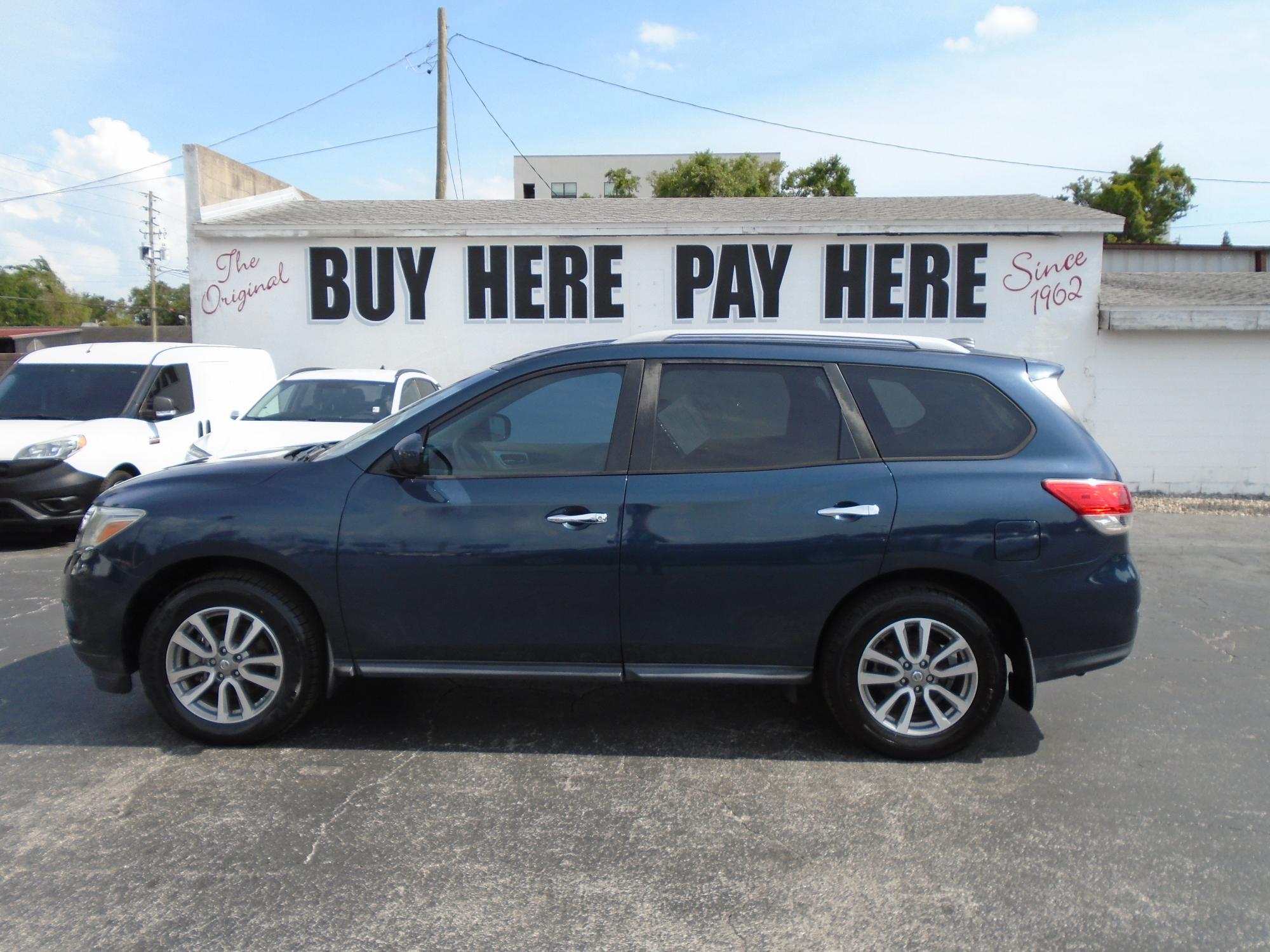 photo of 2013 Nissan Pathfinder LE 2WD