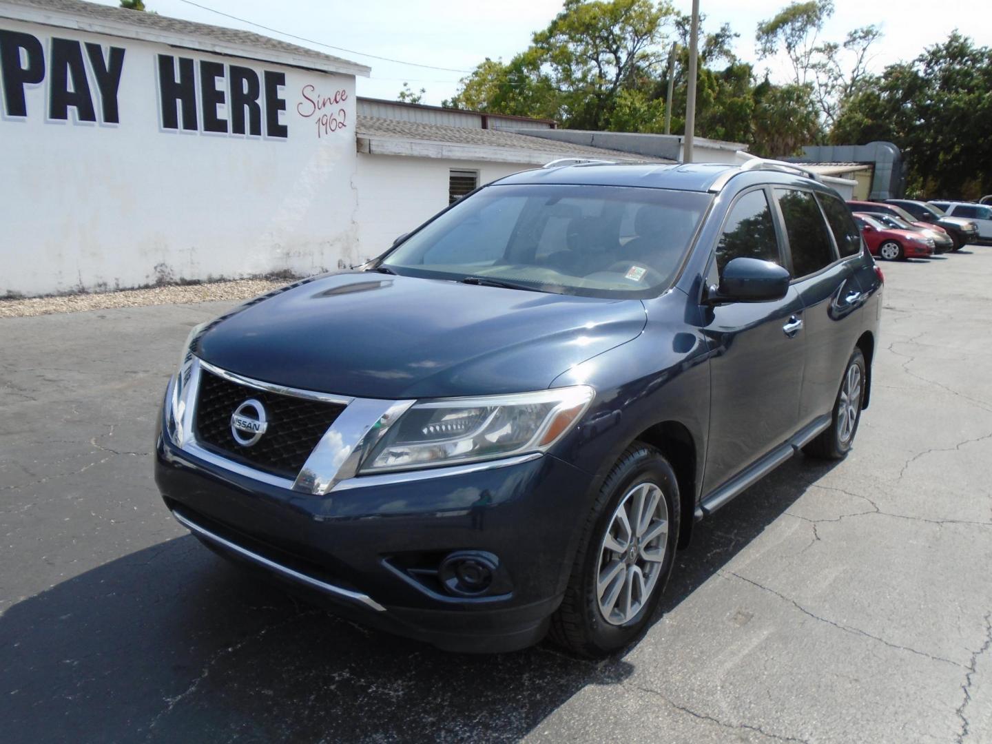 2013 Nissan Pathfinder LE 2WD (5N1AR2MN5DC) with an 3.5L V6 DOHC 24V engine, Continuously Variable Transmission transmission, located at 6112 N Florida Avenue, Tampa, FL, 33604, (888) 521-5131, 27.954929, -82.459534 - Photo#2