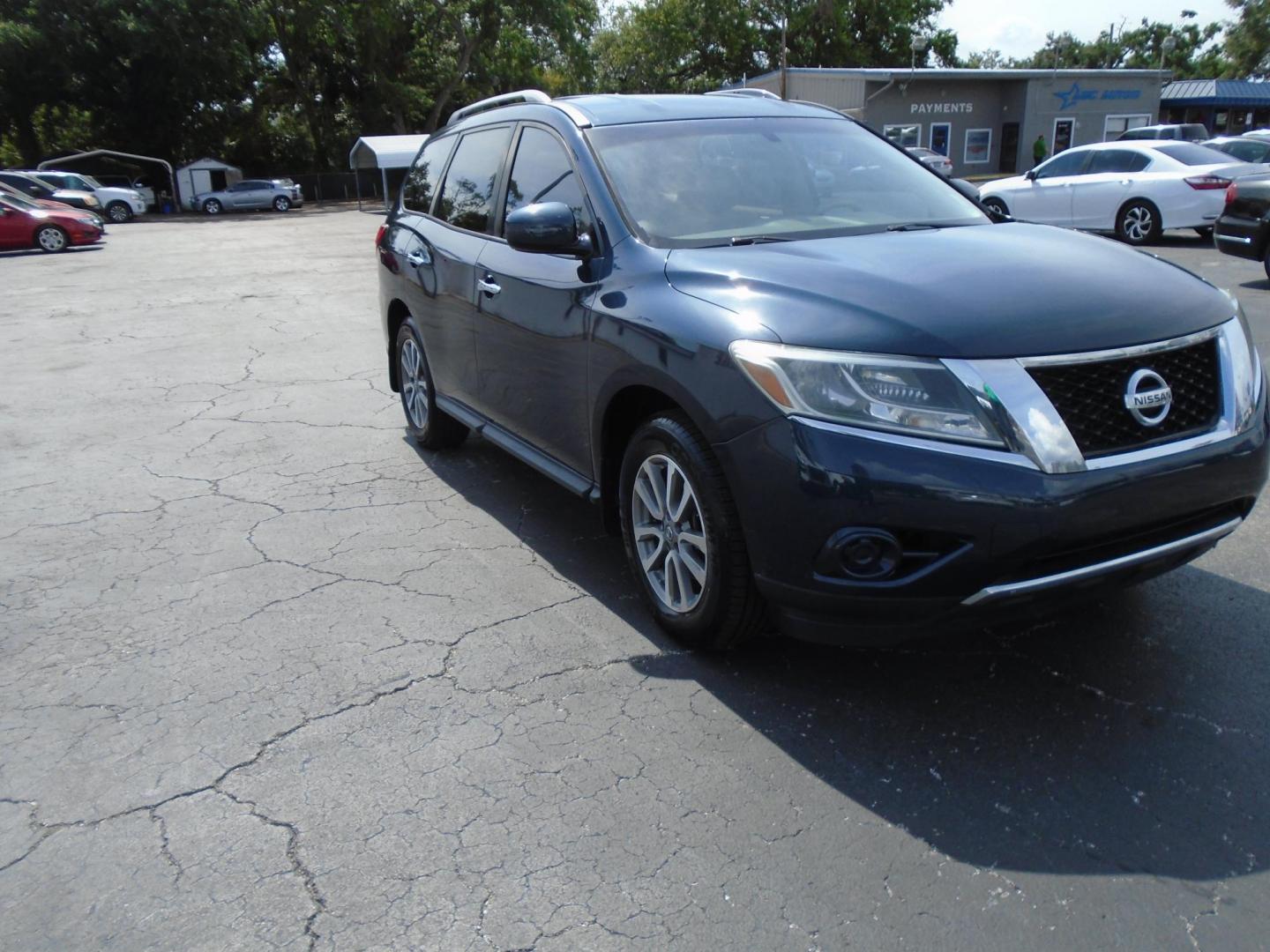 2013 Nissan Pathfinder LE 2WD (5N1AR2MN5DC) with an 3.5L V6 DOHC 24V engine, Continuously Variable Transmission transmission, located at 6112 N Florida Avenue, Tampa, FL, 33604, (888) 521-5131, 27.954929, -82.459534 - Photo#3