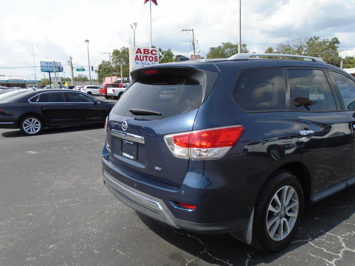 2013 Nissan Pathfinder LE 2WD (5N1AR2MN5DC) with an 3.5L V6 DOHC 24V engine, Continuously Variable Transmission transmission, located at 6112 N Florida Avenue, Tampa, FL, 33604, (888) 521-5131, 27.954929, -82.459534 - Photo#4