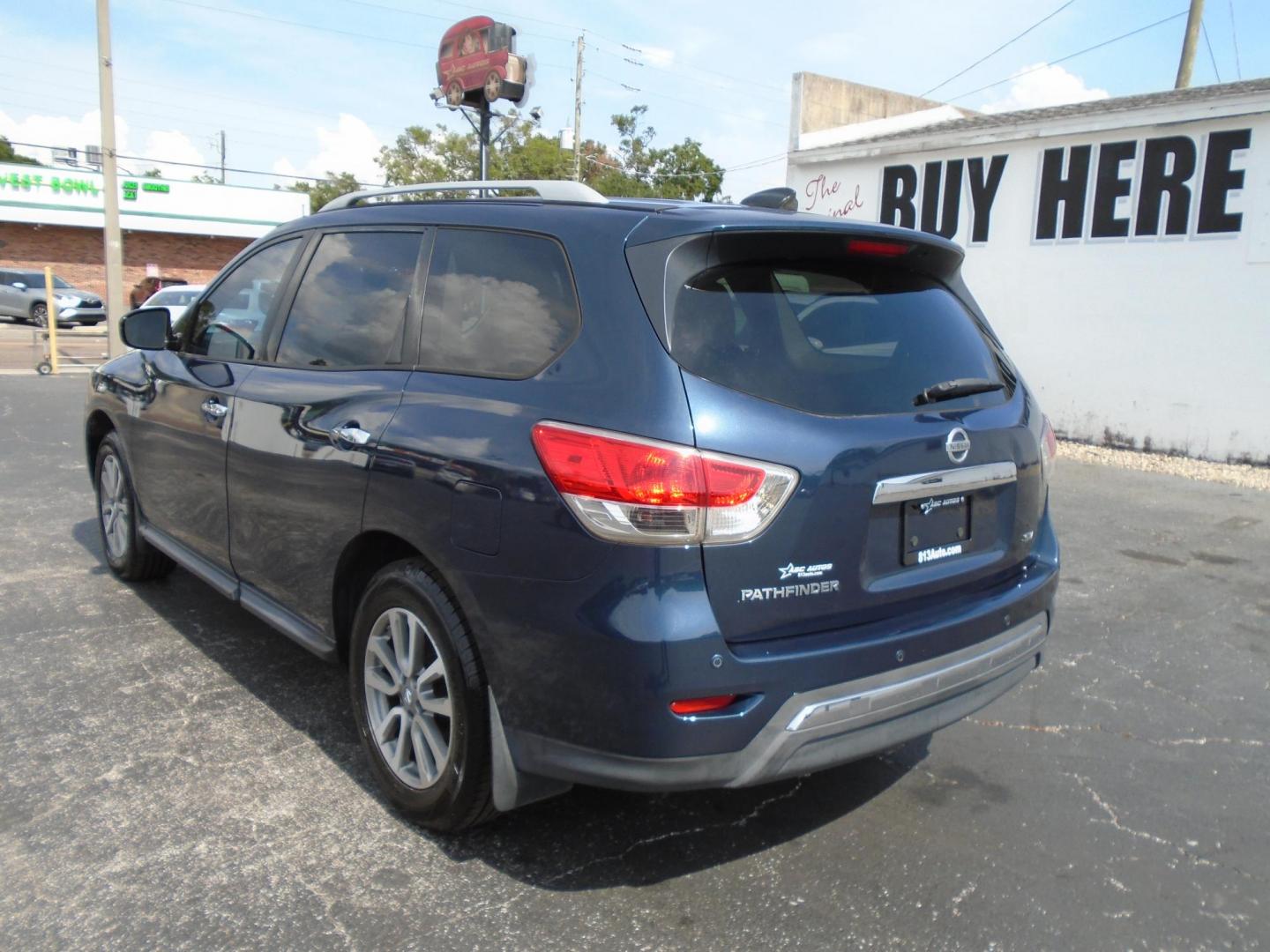 2013 Nissan Pathfinder LE 2WD (5N1AR2MN5DC) with an 3.5L V6 DOHC 24V engine, Continuously Variable Transmission transmission, located at 6112 N Florida Avenue, Tampa, FL, 33604, (888) 521-5131, 27.954929, -82.459534 - Photo#5