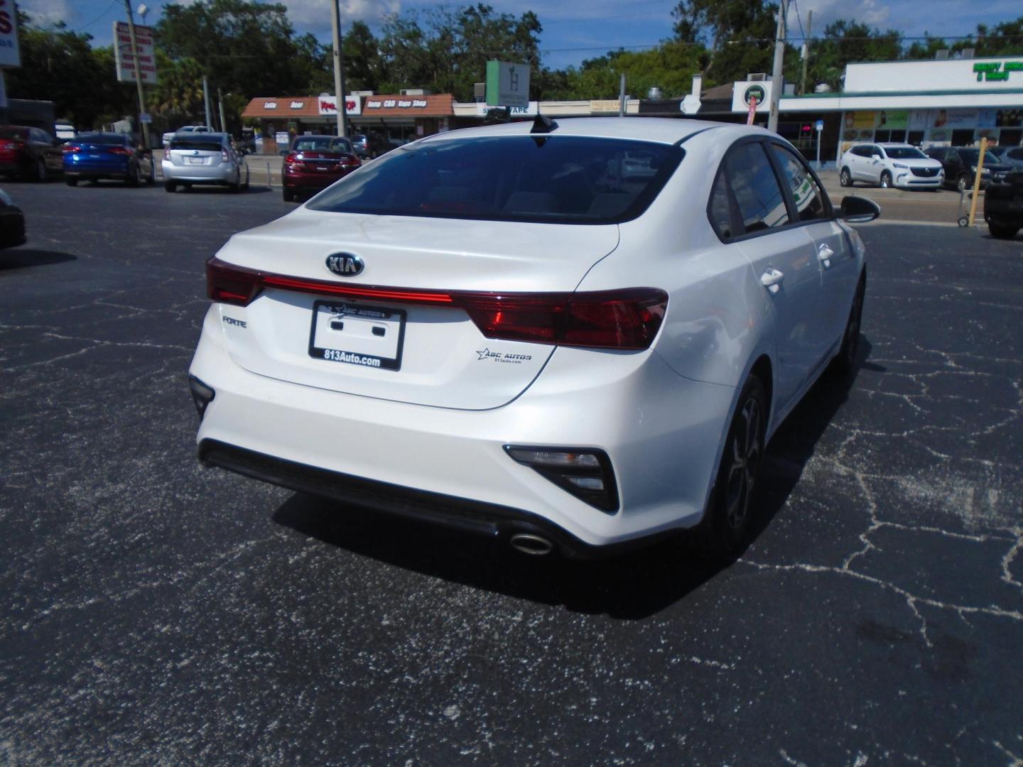 2021 Kia Forte FE (3KPF24AD8ME) with an 2.0L L4 DOHC 16V engine, CVT transmission, located at 6112 N Florida Avenue, Tampa, FL, 33604, (888) 521-5131, 27.954929, -82.459534 - Photo#5