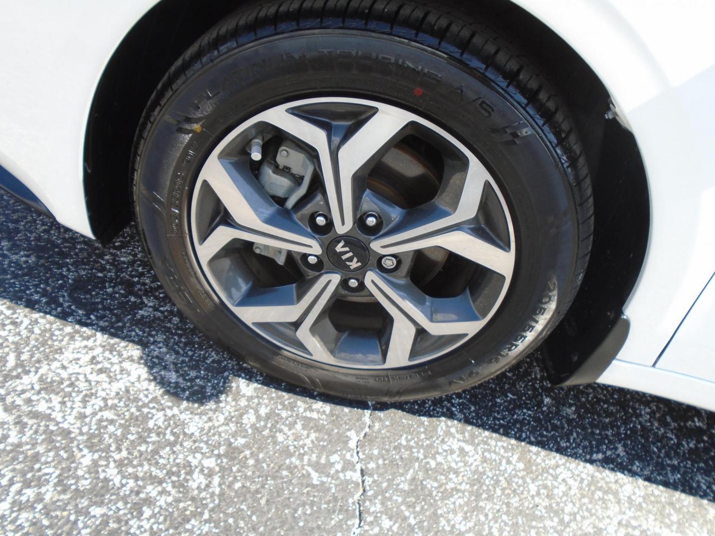 2021 Kia Forte FE (3KPF24AD8ME) with an 2.0L L4 DOHC 16V engine, CVT transmission, located at 6112 N Florida Avenue, Tampa, FL, 33604, (888) 521-5131, 27.954929, -82.459534 - Photo#7