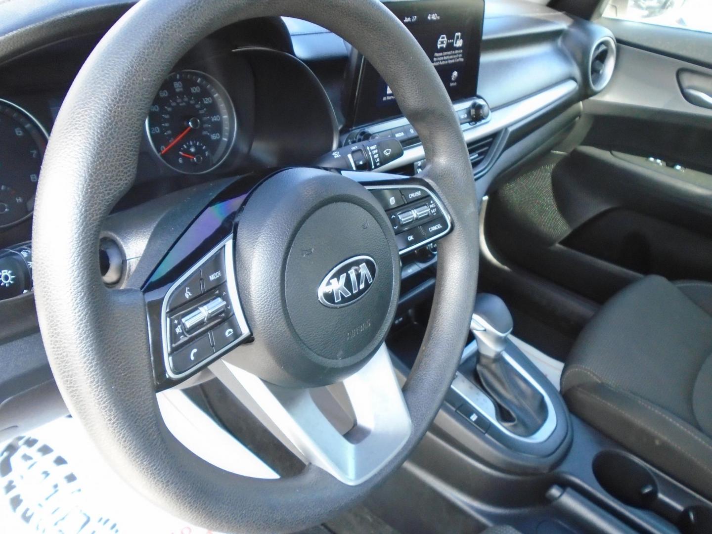 2021 Kia Forte FE (3KPF24AD8ME) with an 2.0L L4 DOHC 16V engine, CVT transmission, located at 6112 N Florida Avenue, Tampa, FL, 33604, (888) 521-5131, 27.954929, -82.459534 - Photo#8