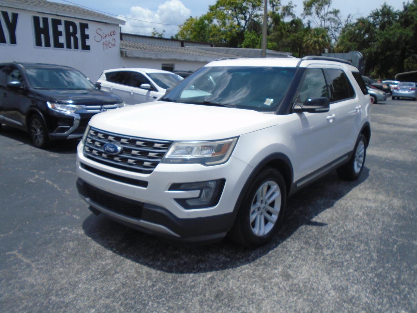 2016 White /Beige Ford Explorer XLT FWD (1FM5K7D8XGG) with an 3.5L V6 DOHC 24V engine, 6-Speed Automatic transmission, located at 6112 N Florida Avenue, Tampa, FL, 33604, (888) 521-5131, 27.954929, -82.459534 - $499 DOWN PLUS TAX & TAG. - Photo#2