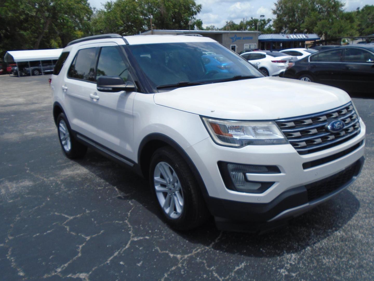 2016 White /Beige Ford Explorer XLT FWD (1FM5K7D8XGG) with an 3.5L V6 DOHC 24V engine, 6-Speed Automatic transmission, located at 6112 N Florida Avenue, Tampa, FL, 33604, (888) 521-5131, 27.954929, -82.459534 - $499 DOWN PLUS TAX & TAG. - Photo#3