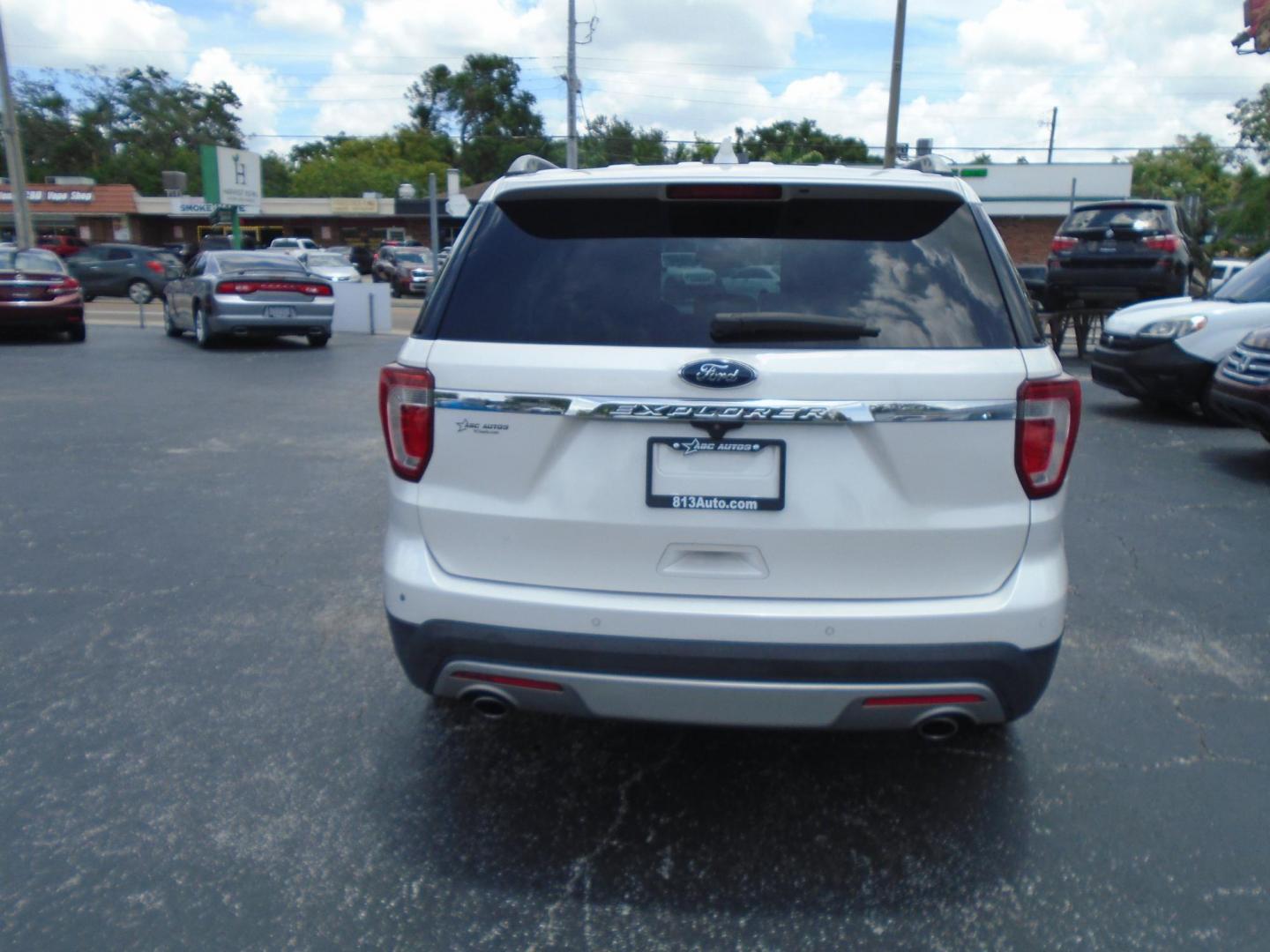 2016 White /Beige Ford Explorer XLT FWD (1FM5K7D8XGG) with an 3.5L V6 DOHC 24V engine, 6-Speed Automatic transmission, located at 6112 N Florida Avenue, Tampa, FL, 33604, (888) 521-5131, 27.954929, -82.459534 - $499 DOWN PLUS TAX & TAG. - Photo#4