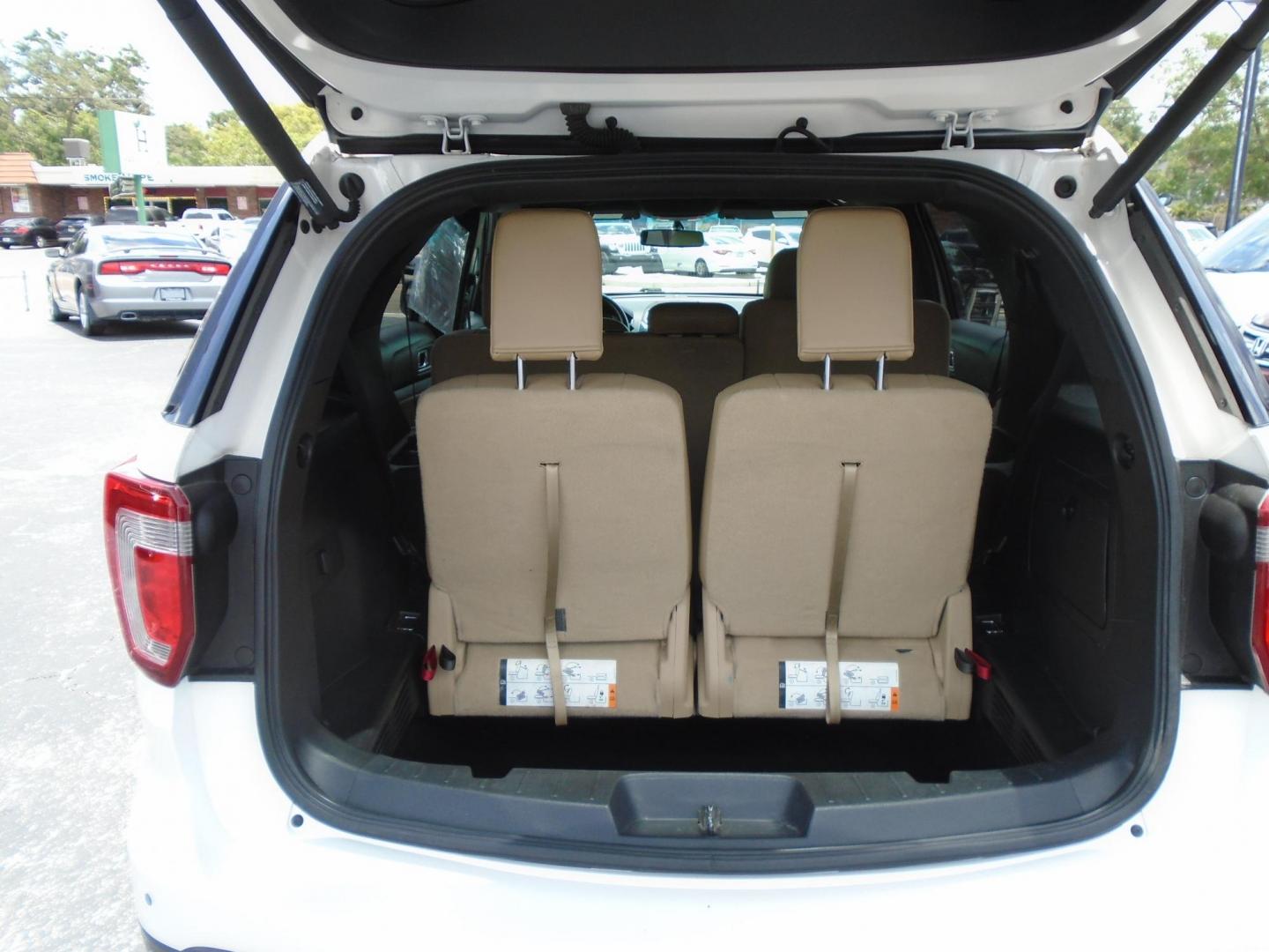 2016 Ford Explorer XLT FWD (1FM5K7D8XGG) with an 3.5L V6 DOHC 24V engine, 6-Speed Automatic transmission, located at 6112 N Florida Avenue, Tampa, FL, 33604, (888) 521-5131, 27.954929, -82.459534 - Photo#7