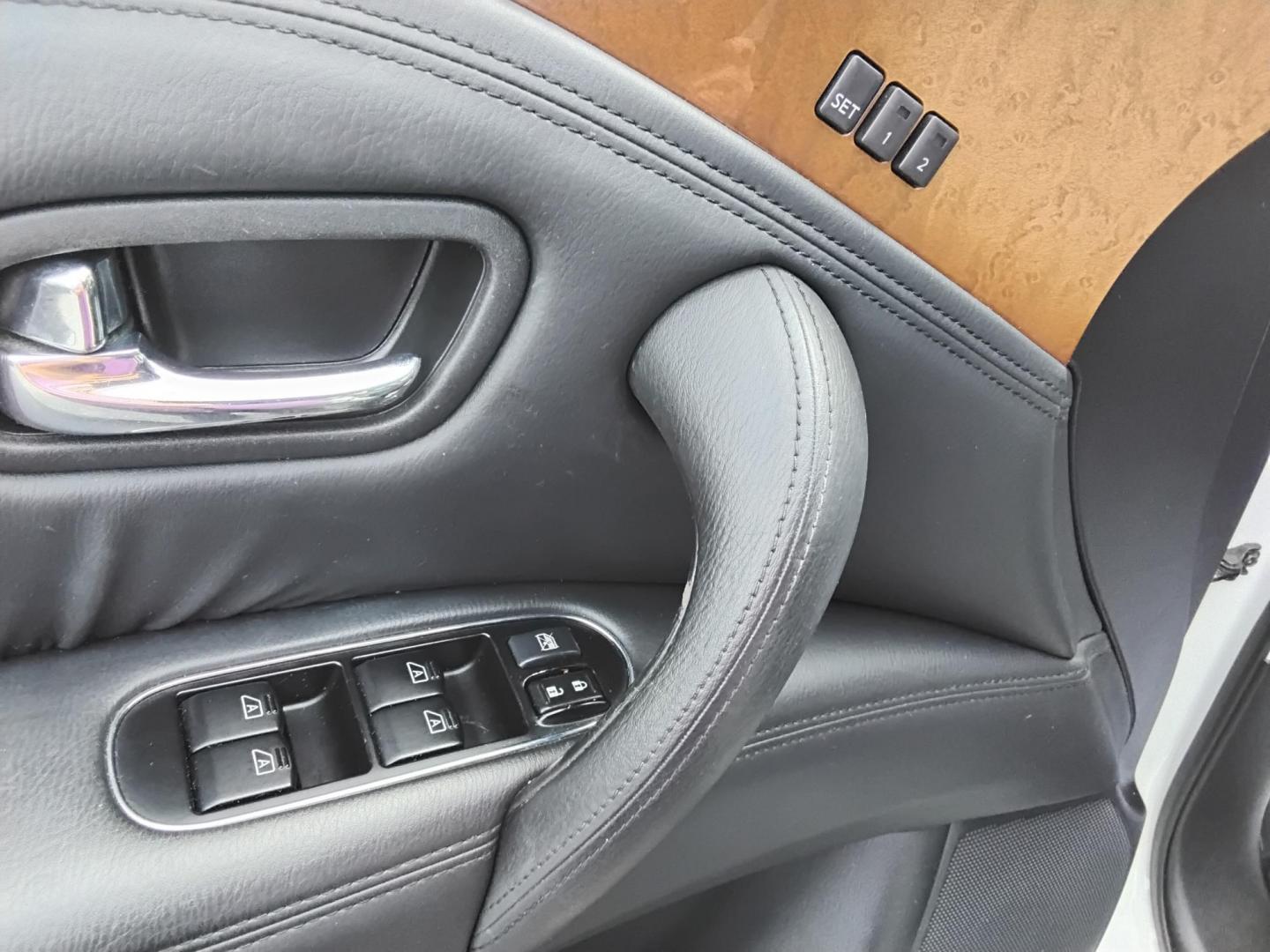 2012 White /Black Infiniti QX56 2WD (JN8AZ2NF5C9) with an 5.6L V8 DOHC 32V engine, 5-Speed Automatic transmission, located at 6112 N Florida Avenue, Tampa, FL, 33604, (888) 521-5131, 27.954929, -82.459534 - $499 down plus tax & tag. - Photo#21