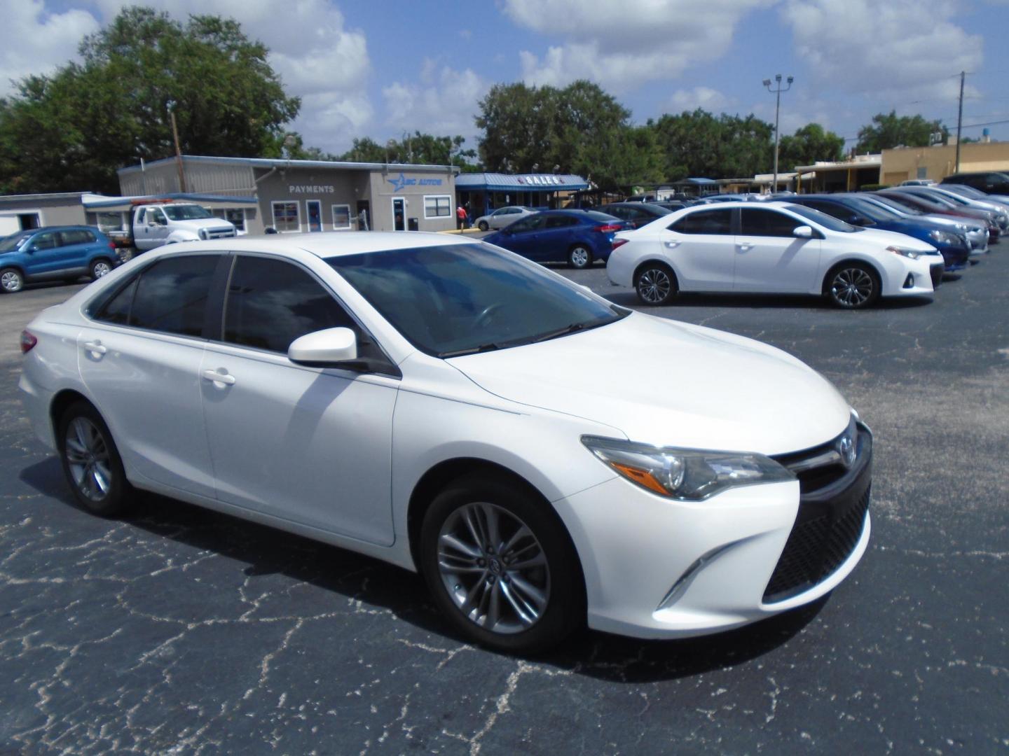 2016 WHITE /GREY Toyota Camry SE (4T1BF1FK9GU) with an 2.5L L4 DOHC 16V engine, 6-Speed Automatic transmission, located at 6112 N Florida Avenue, Tampa, FL, 33604, (888) 521-5131, 27.954929, -82.459534 - 499 DOWN PLUS TAX & TAG - Photo#2