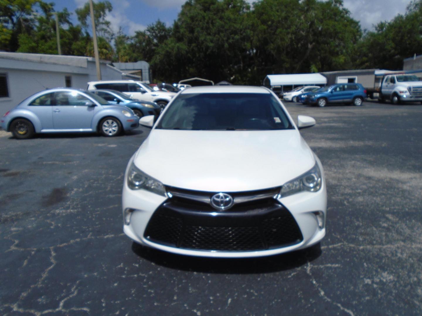 2016 WHITE /GREY Toyota Camry SE (4T1BF1FK9GU) with an 2.5L L4 DOHC 16V engine, 6-Speed Automatic transmission, located at 6112 N Florida Avenue, Tampa, FL, 33604, (888) 521-5131, 27.954929, -82.459534 - 499 DOWN PLUS TAX & TAG - Photo#1