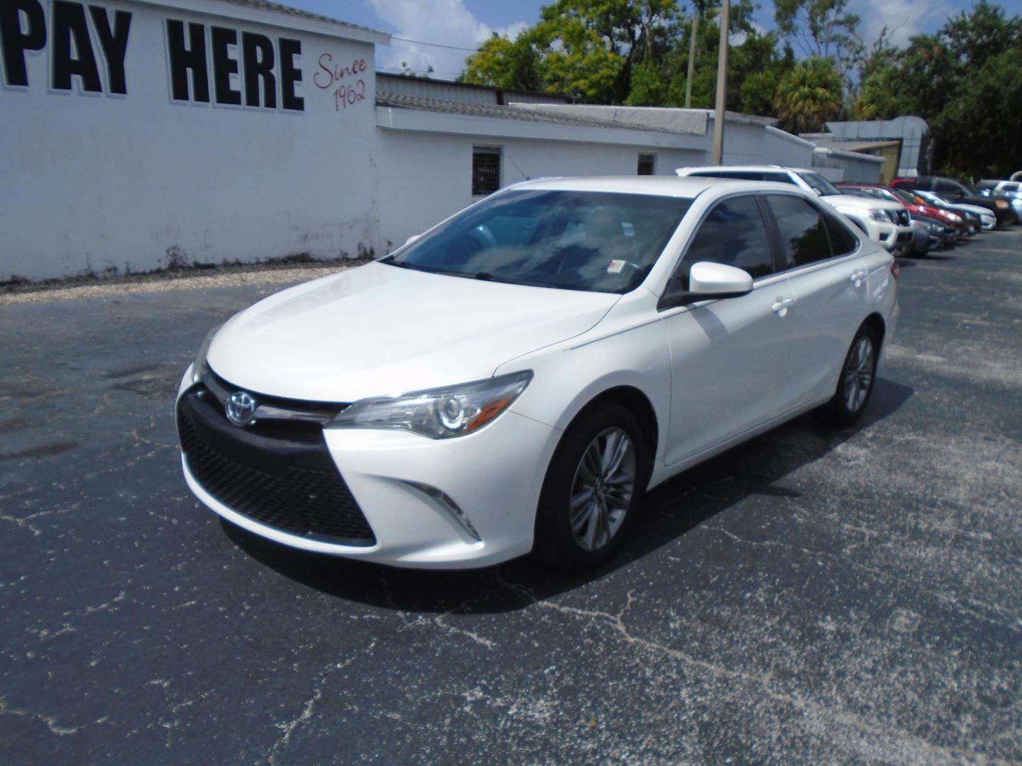 2016 WHITE /GREY Toyota Camry SE (4T1BF1FK9GU) with an 2.5L L4 DOHC 16V engine, 6-Speed Automatic transmission, located at 6112 N Florida Avenue, Tampa, FL, 33604, (888) 521-5131, 27.954929, -82.459534 - 499 DOWN PLUS TAX & TAG - Photo#3