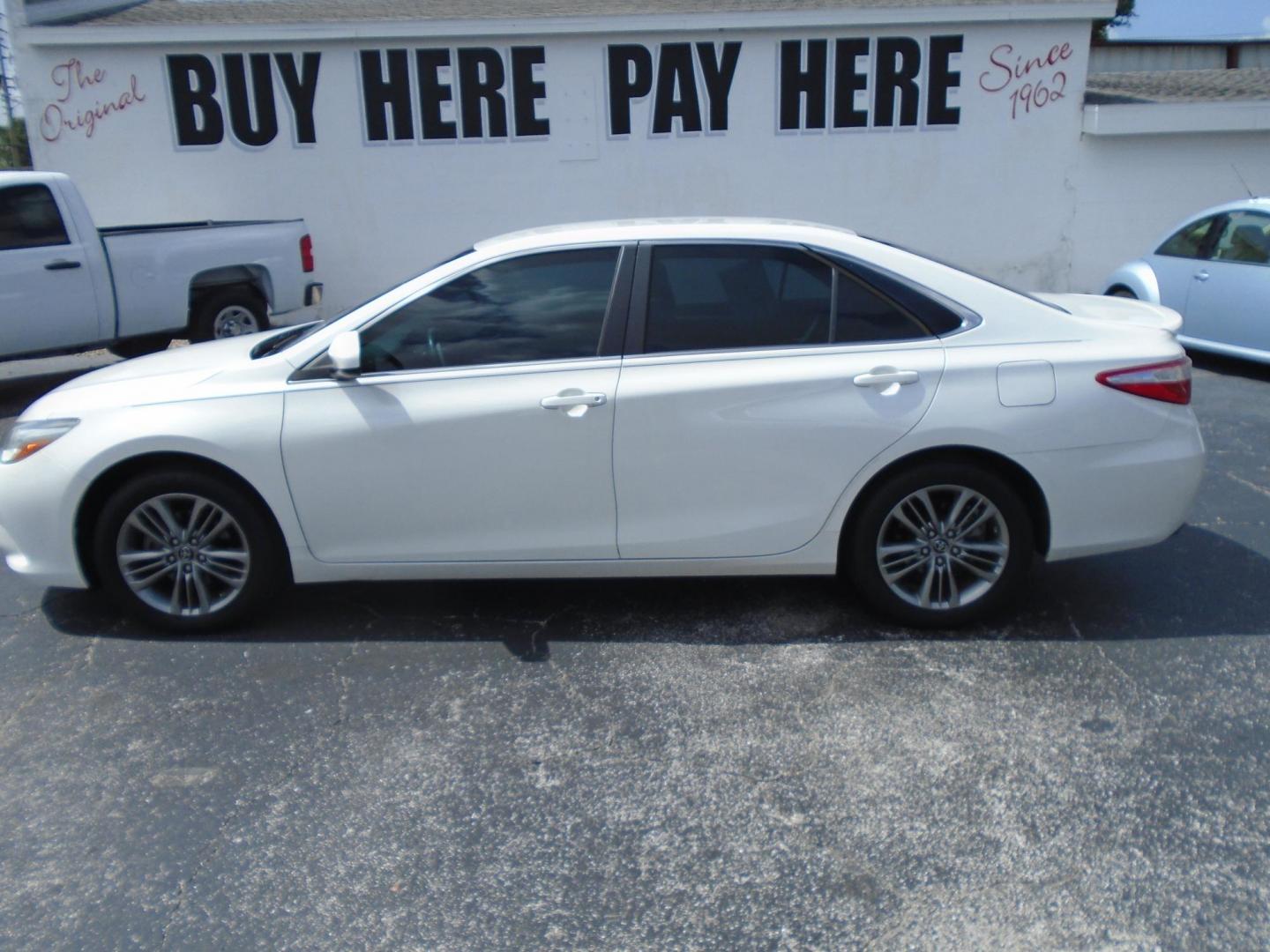 2016 WHITE /GREY Toyota Camry SE (4T1BF1FK9GU) with an 2.5L L4 DOHC 16V engine, 6-Speed Automatic transmission, located at 6112 N Florida Avenue, Tampa, FL, 33604, (888) 521-5131, 27.954929, -82.459534 - 499 DOWN PLUS TAX & TAG - Photo#0