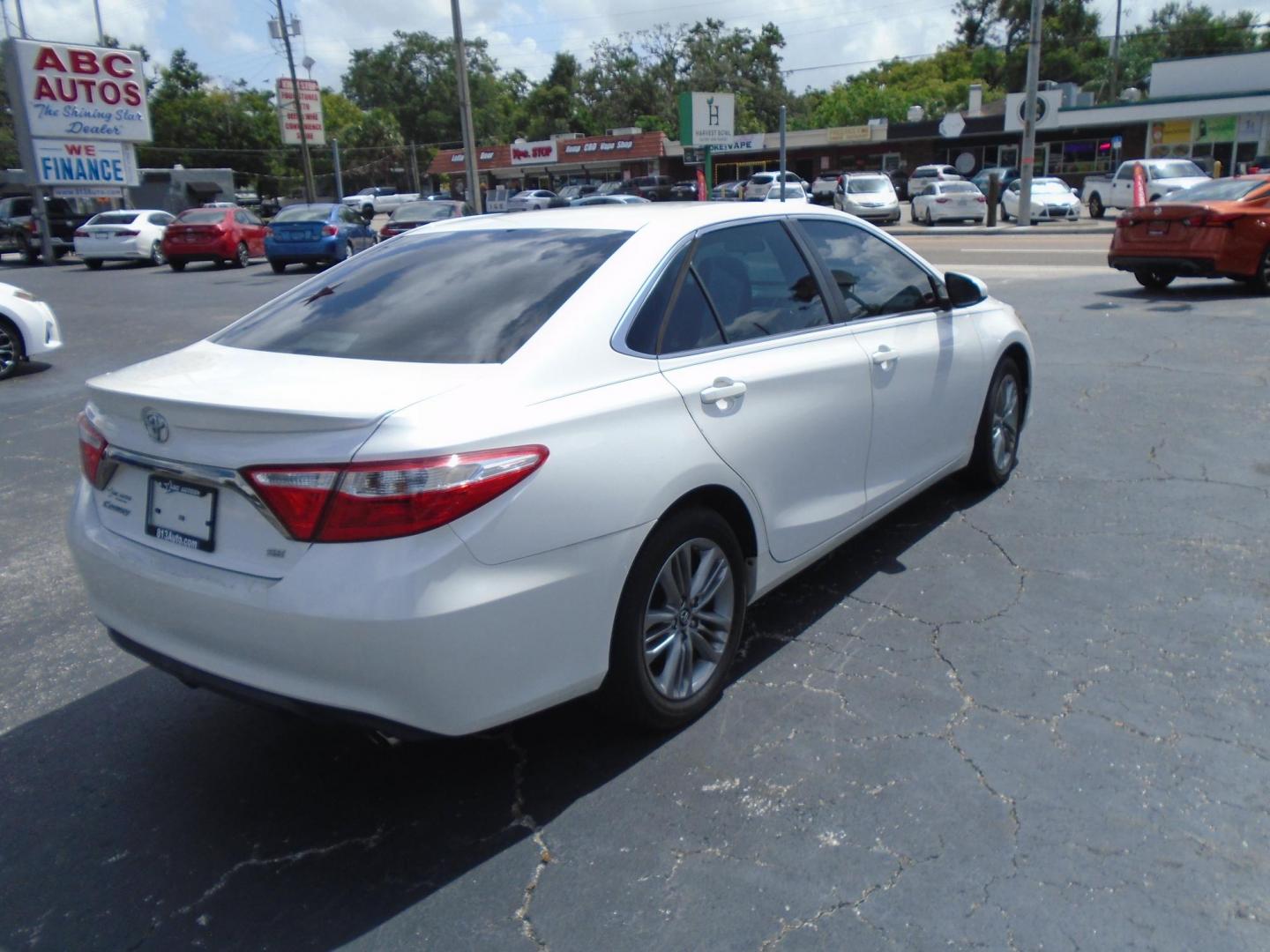 2016 WHITE /GREY Toyota Camry SE (4T1BF1FK9GU) with an 2.5L L4 DOHC 16V engine, 6-Speed Automatic transmission, located at 6112 N Florida Avenue, Tampa, FL, 33604, (888) 521-5131, 27.954929, -82.459534 - 499 DOWN PLUS TAX & TAG - Photo#4
