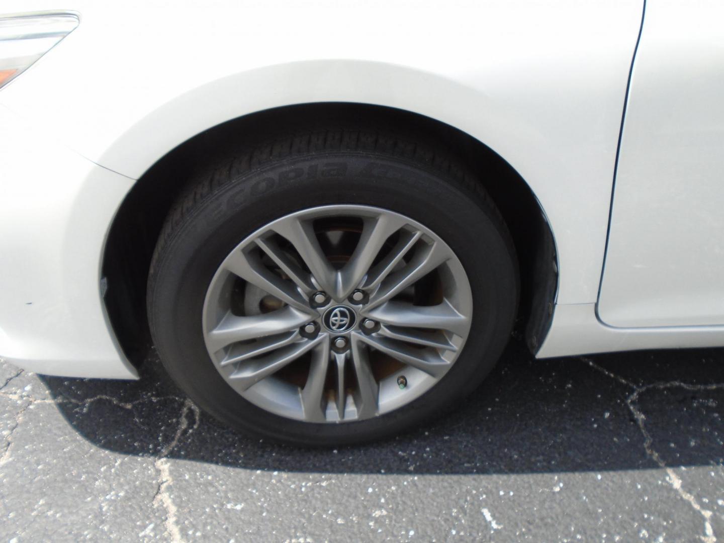 2016 WHITE /GREY Toyota Camry SE (4T1BF1FK9GU) with an 2.5L L4 DOHC 16V engine, 6-Speed Automatic transmission, located at 6112 N Florida Avenue, Tampa, FL, 33604, (888) 521-5131, 27.954929, -82.459534 - 499 DOWN PLUS TAX & TAG - Photo#8