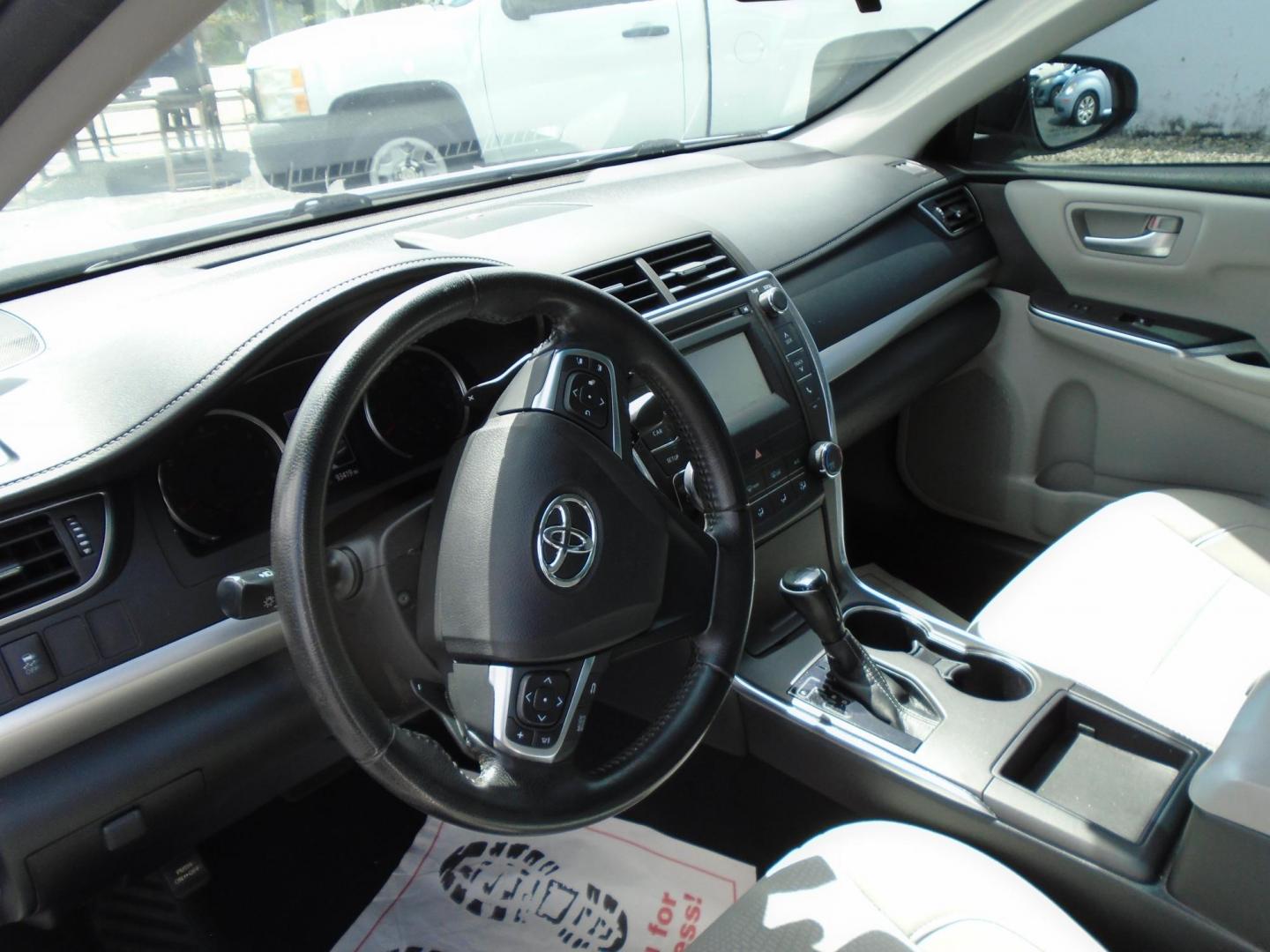 2016 WHITE /GREY Toyota Camry SE (4T1BF1FK9GU) with an 2.5L L4 DOHC 16V engine, 6-Speed Automatic transmission, located at 6112 N Florida Avenue, Tampa, FL, 33604, (888) 521-5131, 27.954929, -82.459534 - 499 DOWN PLUS TAX & TAG - Photo#10