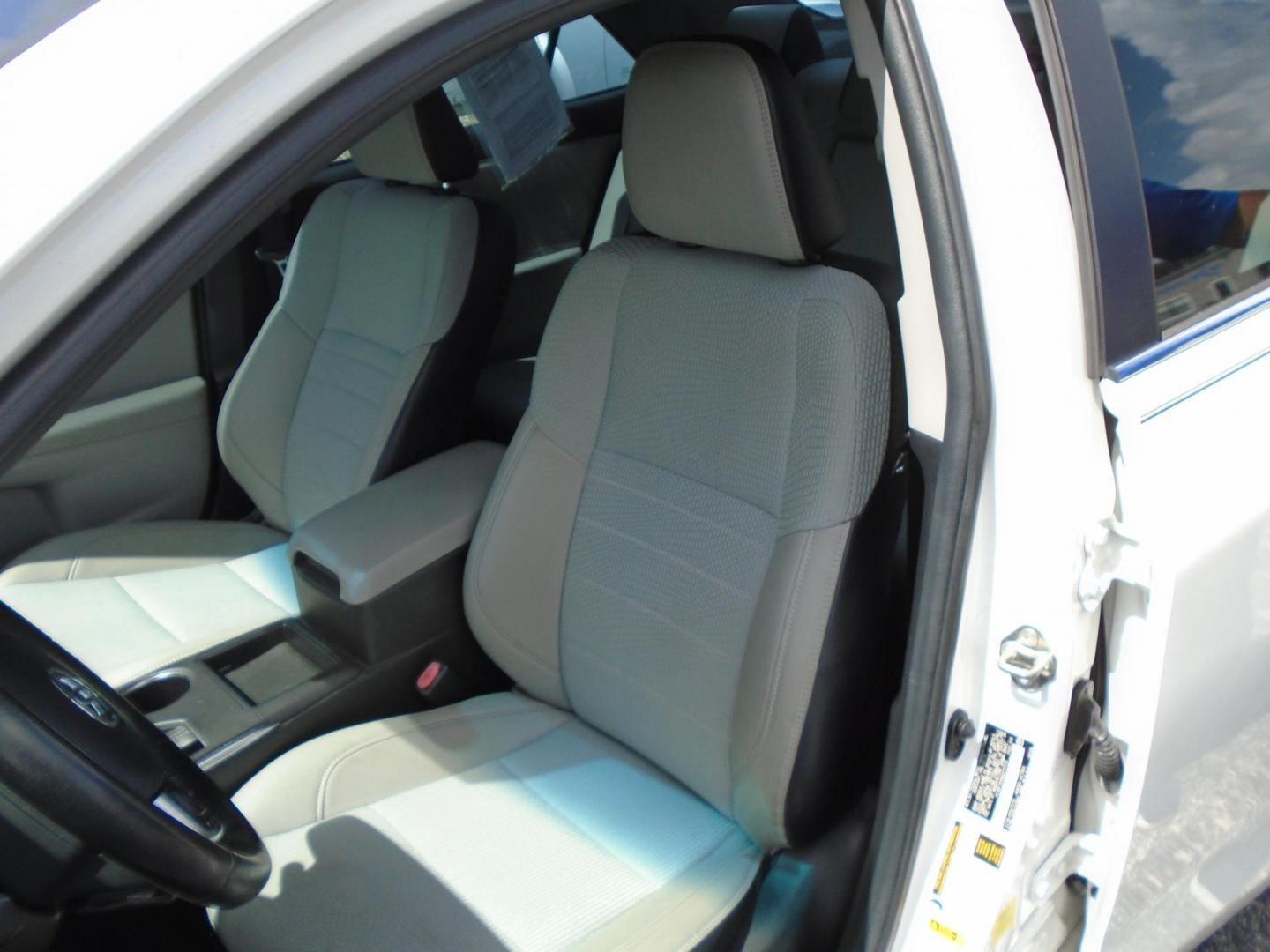 2016 WHITE /GREY Toyota Camry SE (4T1BF1FK9GU) with an 2.5L L4 DOHC 16V engine, 6-Speed Automatic transmission, located at 6112 N Florida Avenue, Tampa, FL, 33604, (888) 521-5131, 27.954929, -82.459534 - 499 DOWN PLUS TAX & TAG - Photo#11