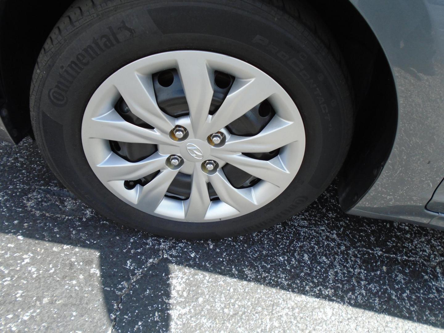 2018 Blue /Grey Hyundai Accent SEL 4-Door 6A (3KPC24A3XJE) with an 1.6L L4 DOHC 16V engine, 6A transmission, located at 6112 N Florida Avenue, Tampa, FL, 33604, (888) 521-5131, 27.954929, -82.459534 - 499 DOWN PLUS TAX & TAG. - Photo#8
