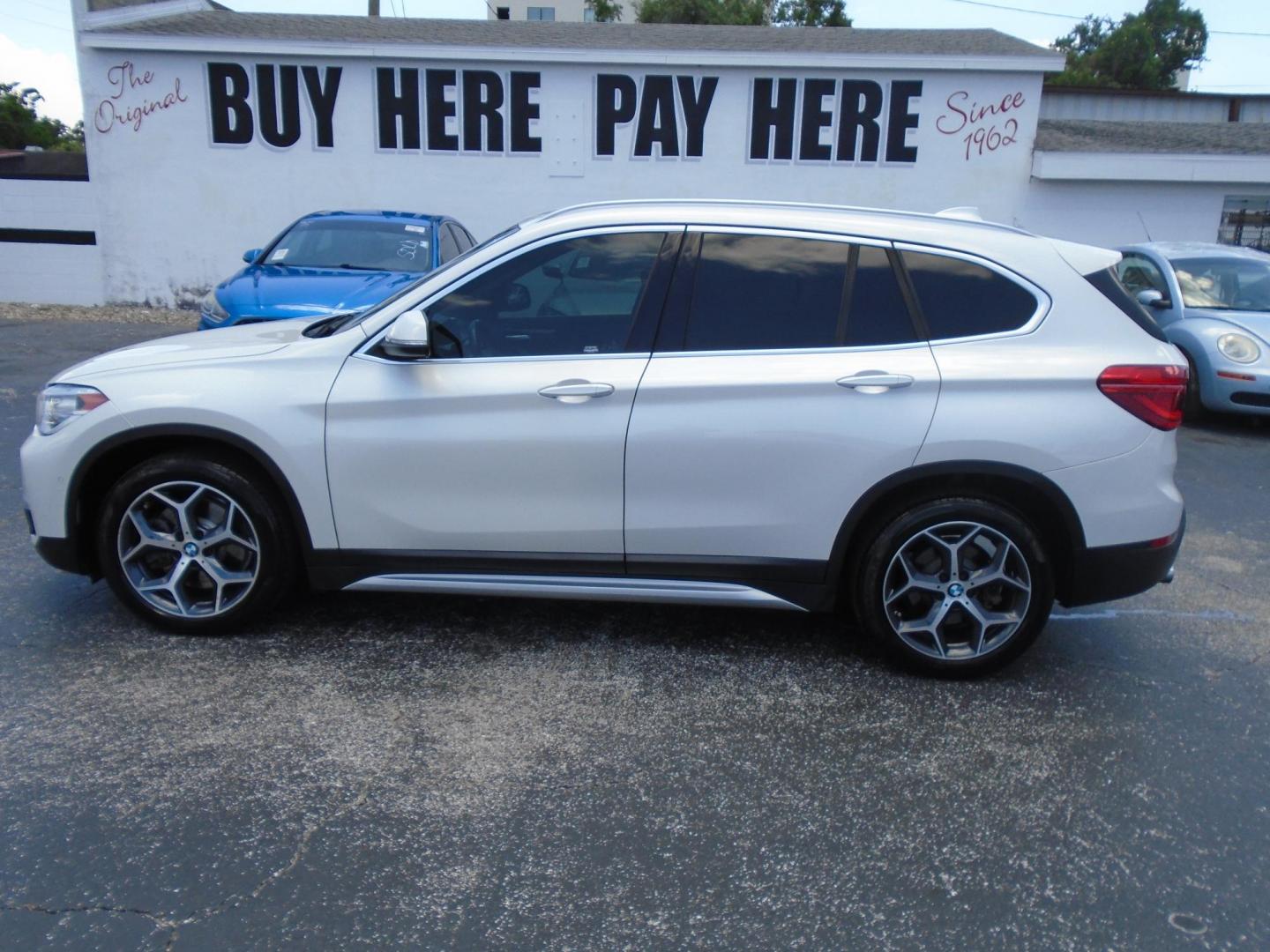 2018 White /Beige BMW X1 sDrive28i (WBXHU7C39J5) with an 2.0L L4 DOHC 16V engine, 8A transmission, located at 6112 N Florida Avenue, Tampa, FL, 33604, (888) 521-5131, 27.954929, -82.459534 - 499$ DOWN PLUS TAX & TAG. - Photo#0