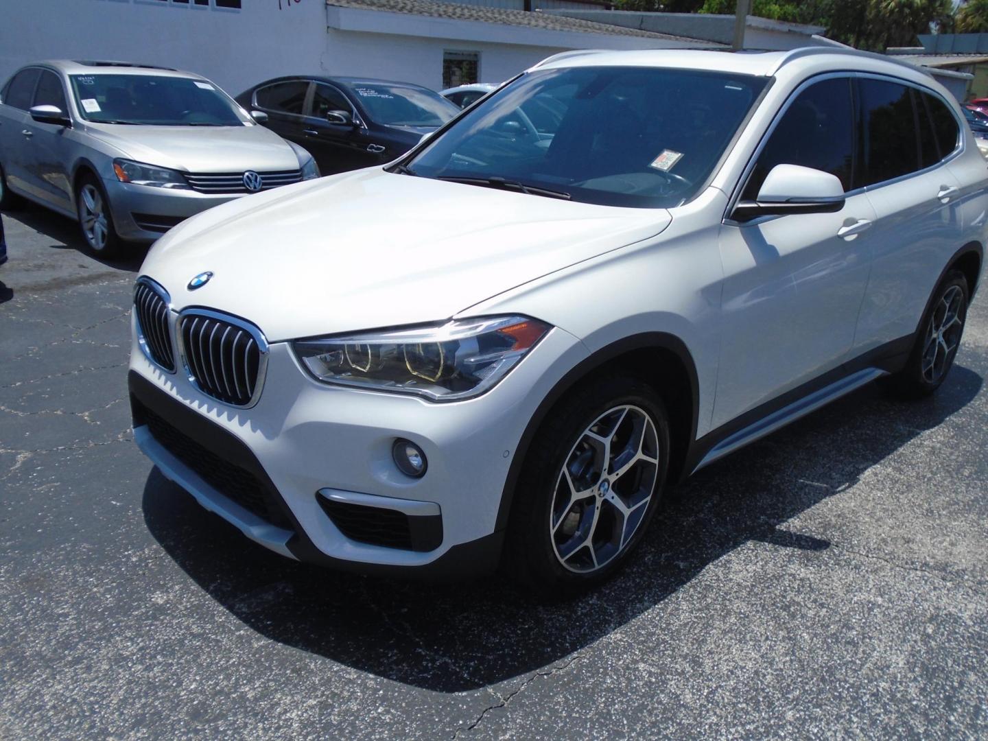 2018 White /Beige BMW X1 sDrive28i (WBXHU7C39J5) with an 2.0L L4 DOHC 16V engine, 8A transmission, located at 6112 N Florida Avenue, Tampa, FL, 33604, (888) 521-5131, 27.954929, -82.459534 - 499$ DOWN PLUS TAX & TAG. - Photo#3
