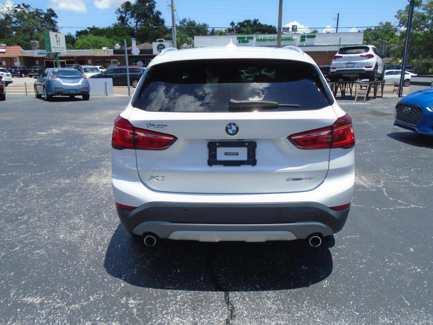 2018 White /Beige BMW X1 sDrive28i (WBXHU7C39J5) with an 2.0L L4 DOHC 16V engine, 8A transmission, located at 6112 N Florida Avenue, Tampa, FL, 33604, (888) 521-5131, 27.954929, -82.459534 - 499$ DOWN PLUS TAX & TAG. - Photo#4
