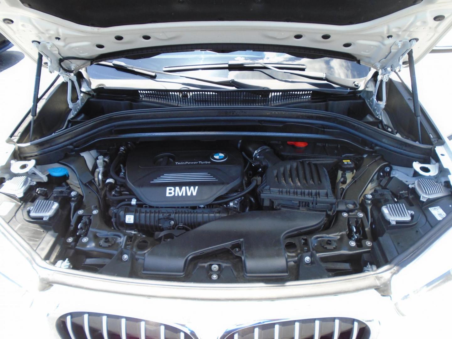 2018 White /Beige BMW X1 sDrive28i (WBXHU7C39J5) with an 2.0L L4 DOHC 16V engine, 8A transmission, located at 6112 N Florida Avenue, Tampa, FL, 33604, (888) 521-5131, 27.954929, -82.459534 - 499$ DOWN PLUS TAX & TAG. - Photo#15