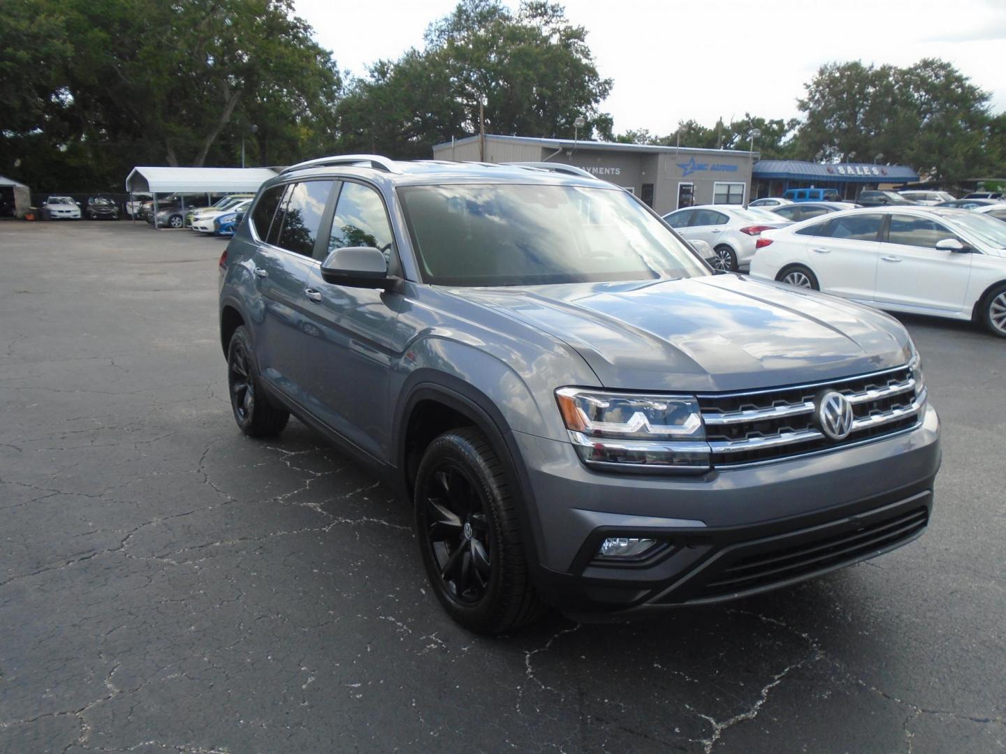 2018 GRAY /Black Volkswagen Atlas V6 SE w/Technology (1V2DR2CA3JC) with an 3.6L V6 DOHC 24V engine, 8A transmission, located at 6112 N Florida Avenue, Tampa, FL, 33604, (888) 521-5131, 27.954929, -82.459534 - 499$ DOWN PLUS TAX & TAG. - Photo#3