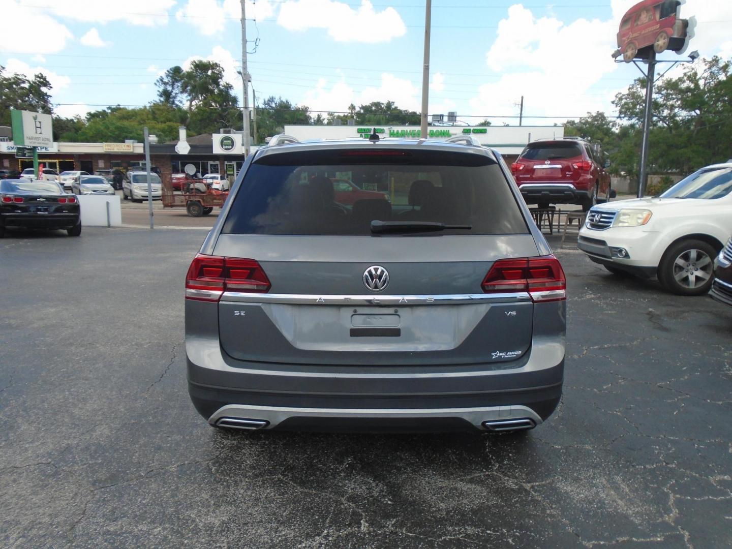 2018 GRAY /Black Volkswagen Atlas V6 SE w/Technology (1V2DR2CA3JC) with an 3.6L V6 DOHC 24V engine, 8A transmission, located at 6112 N Florida Avenue, Tampa, FL, 33604, (888) 521-5131, 27.954929, -82.459534 - 499$ DOWN PLUS TAX & TAG. - Photo#4
