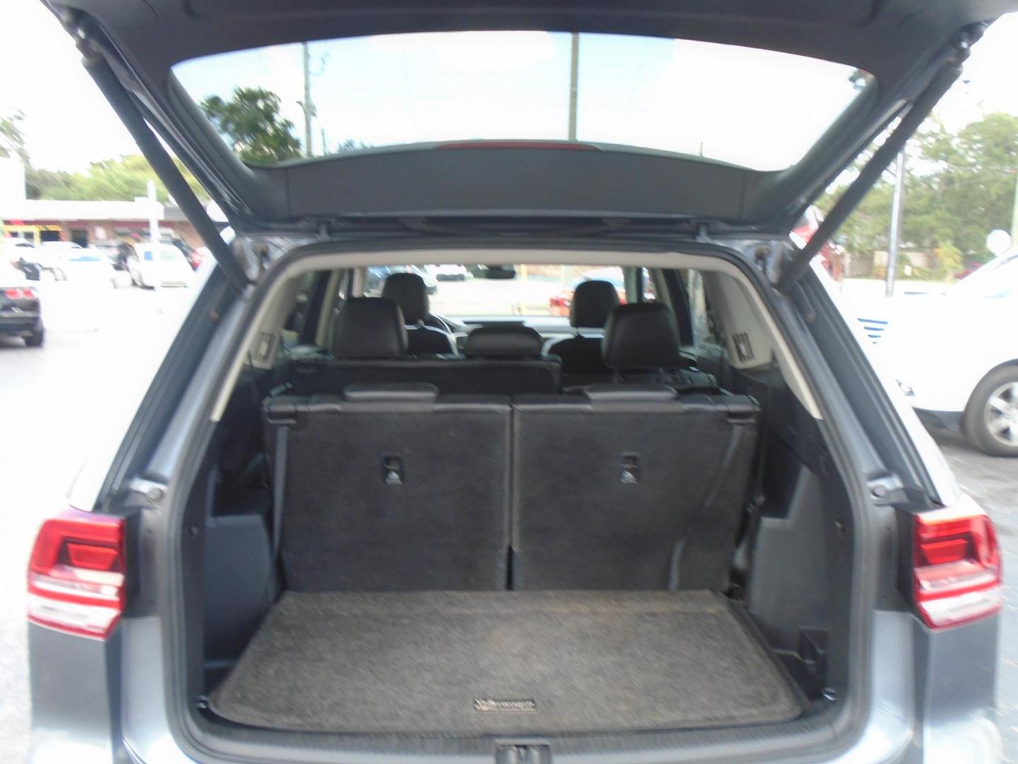 2018 GRAY /Black Volkswagen Atlas V6 SE w/Technology (1V2DR2CA3JC) with an 3.6L V6 DOHC 24V engine, 8A transmission, located at 6112 N Florida Avenue, Tampa, FL, 33604, (888) 521-5131, 27.954929, -82.459534 - 499$ DOWN PLUS TAX & TAG. - Photo#8