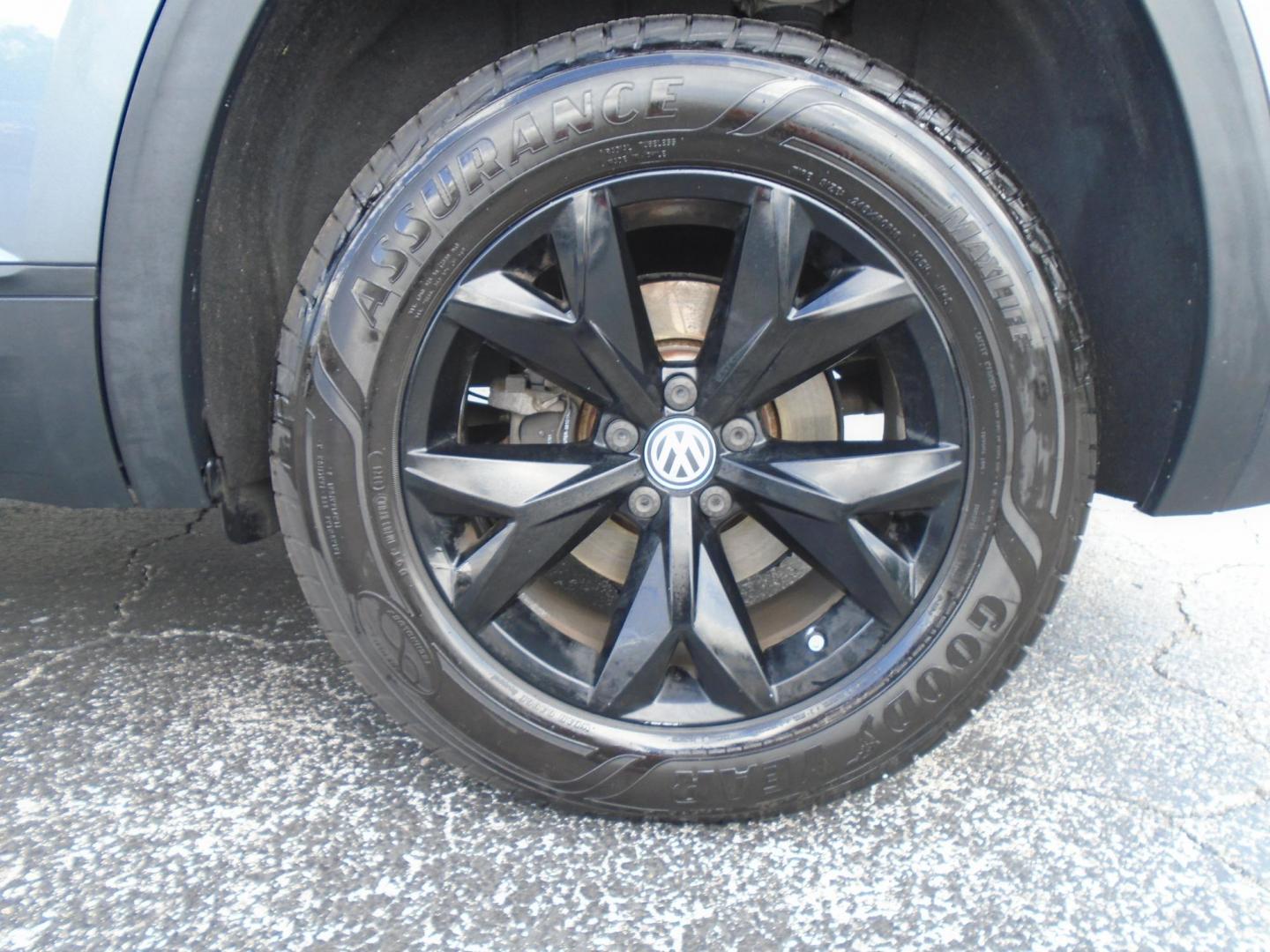 2018 GRAY /Black Volkswagen Atlas V6 SE w/Technology (1V2DR2CA3JC) with an 3.6L V6 DOHC 24V engine, 8A transmission, located at 6112 N Florida Avenue, Tampa, FL, 33604, (888) 521-5131, 27.954929, -82.459534 - 499$ DOWN PLUS TAX & TAG. - Photo#7