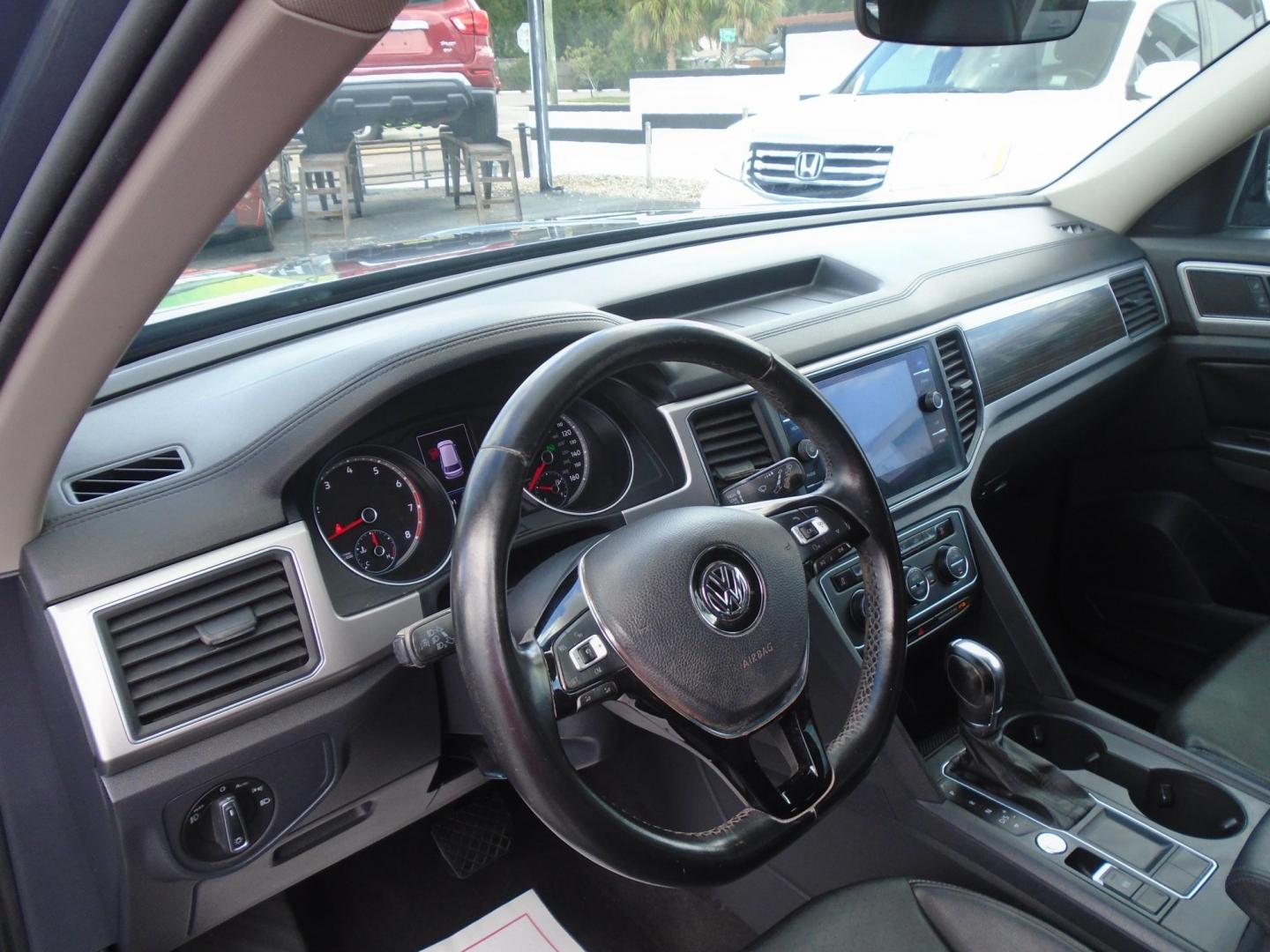 2018 GRAY /Black Volkswagen Atlas V6 SE w/Technology (1V2DR2CA3JC) with an 3.6L V6 DOHC 24V engine, 8A transmission, located at 6112 N Florida Avenue, Tampa, FL, 33604, (888) 521-5131, 27.954929, -82.459534 - 499$ DOWN PLUS TAX & TAG. - Photo#9