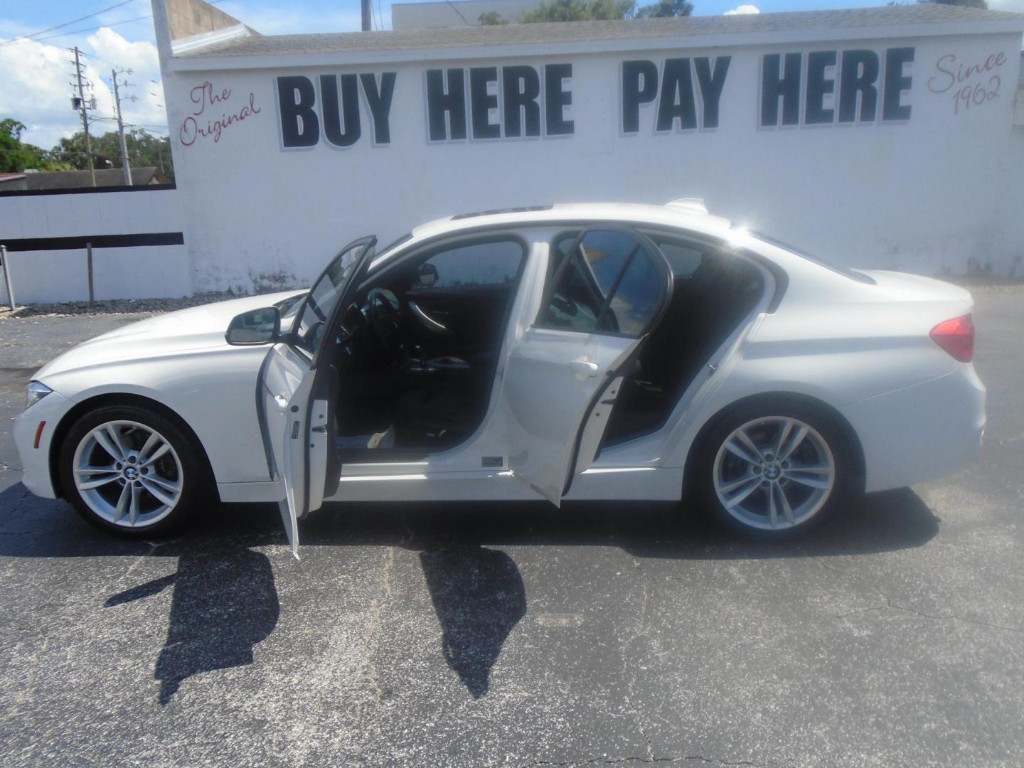 2018 White /Black BMW 3-Series 320i Sedan (WBA8A9C55JA) with an 2.0L L4 DOHC 16V engine, 8A transmission, located at 6112 N Florida Avenue, Tampa, FL, 33604, (888) 521-5131, 27.954929, -82.459534 - 499$ DOWN PLUS TAG & TAX. - Photo#1