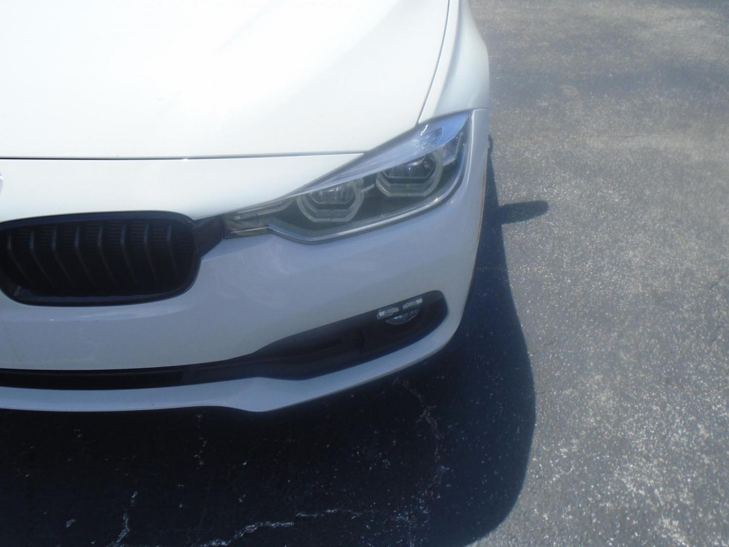 2018 White /Black BMW 3-Series 320i Sedan (WBA8A9C55JA) with an 2.0L L4 DOHC 16V engine, 8A transmission, located at 6112 N Florida Avenue, Tampa, FL, 33604, (888) 521-5131, 27.954929, -82.459534 - 499$ DOWN PLUS TAG & TAX. - Photo#5