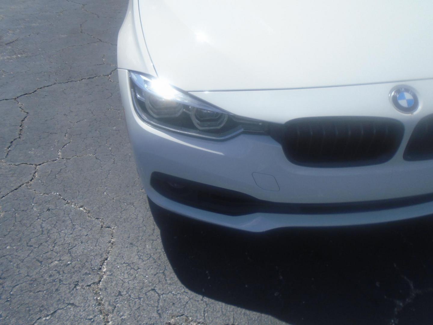 2018 White /Black BMW 3-Series 320i Sedan (WBA8A9C55JA) with an 2.0L L4 DOHC 16V engine, 8A transmission, located at 6112 N Florida Avenue, Tampa, FL, 33604, (888) 521-5131, 27.954929, -82.459534 - 499$ DOWN PLUS TAG & TAX. - Photo#4